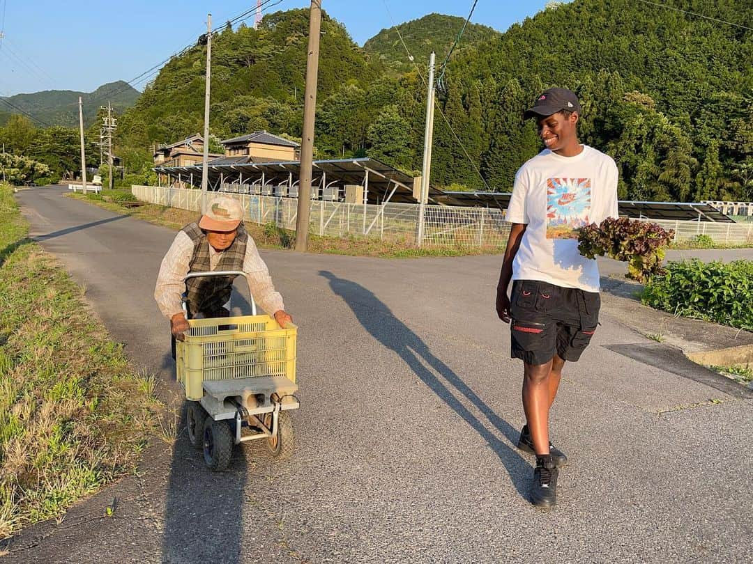 馬瓜エブリンさんのインスタグラム写真 - (馬瓜エブリンInstagram)「誕生日！！おめでとう！！自分っ！🤣 6月2日で28歳になりましたー！！  いやー心が23歳すぎて🤣🤣 全く追いついてない笑笑！！ まだがきんちょ🤣🤣  だけど笑 もー、それがエブリンだと笑！ それはそれでいいかなと思ってます！笑  1年の夏休みも明け！！ エブリン再燃で！🔥 今年も楽しみます！！🥳  ゆっくり、少しずつ、自分のなりましい姿へ！ 、、Where there's a will, there's a way,  意思あるところに道がある　  Waiting For Love / Avicii  #やるぞー！ #ちょいふざけ顔集 #けどカッコつけたい時も #最後なんて叫んでるでしょうか？  @k000hei0520 、 @misaki_daisuke さん、ありがと☺️  #どの写真すき？ @stephanie_mawuli ごめ、切れてる笑笑」6月2日 19時43分 - evelyn_mawuli