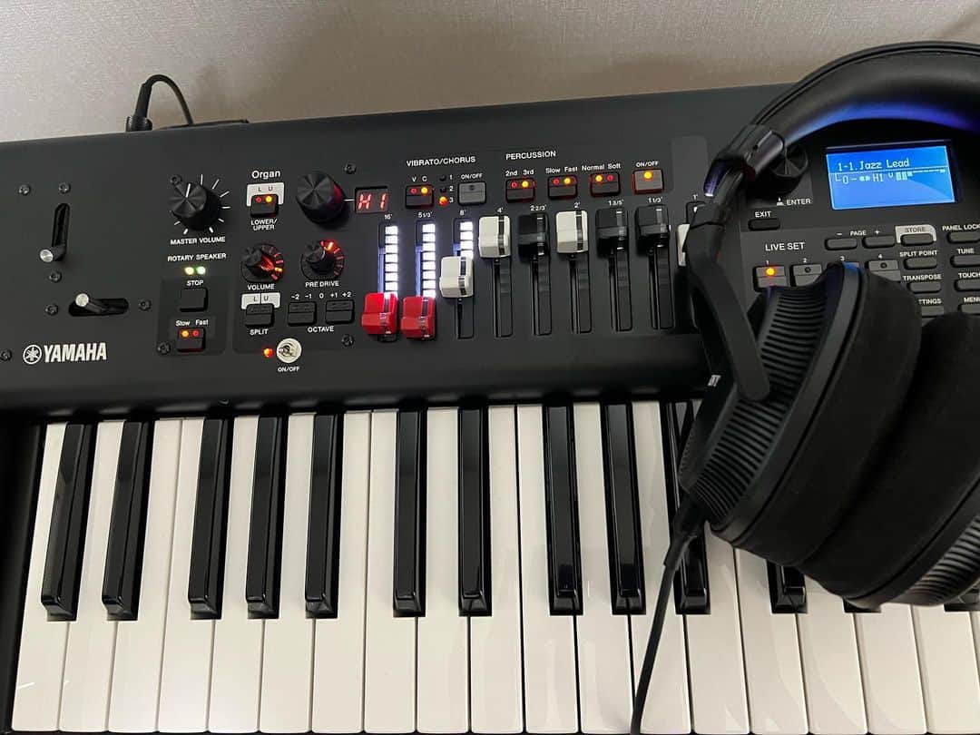 本間昭光のインスタグラム：「雨風邪凄いしオルガンの練習でもするか。 #yc61」