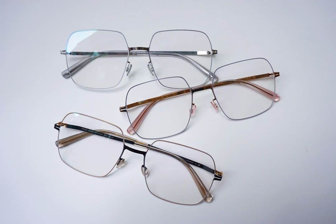 MYKITA SHOP TOKYOのインスタグラム：「【LESSRIM Collection"HIMIKO"】   いつもご覧いただきありがとうございます。 LESSRIM Collectionより新作モデル”HIMIKO”が、ShopTokyoに全色入荷致しましたのでご紹介させていただきます。   縁を極限まで細くし、まるでリムレスのように見えるLESSRIM Collection。 新作の"HIMIKO"はどこか懐かしさ漂うレトロなスクエアシェイプのモデルですが、LESSRIMならではのミニマルな構造と調和しスタイリッシュに仕上がります。   是非店頭にてお試しくださいませ。  LESSRIM Collection "HIMIKO"   Thank you very much for your continued interest in our products. We are pleased to introduce the new model "HIMIKO" from the LESSRIM Collection, now available at ShopTokyo in all colors.   The LESSRIM Collection is a rimless collection, with the edges made as thin as possible, giving it the appearance of being rimless. The new "HIMIKO" model is a retro square shape model with a nostalgic feel, but it blends with LESSRIM's unique minimalist structure to create a stylish finish.   Please come and try it at our store.」