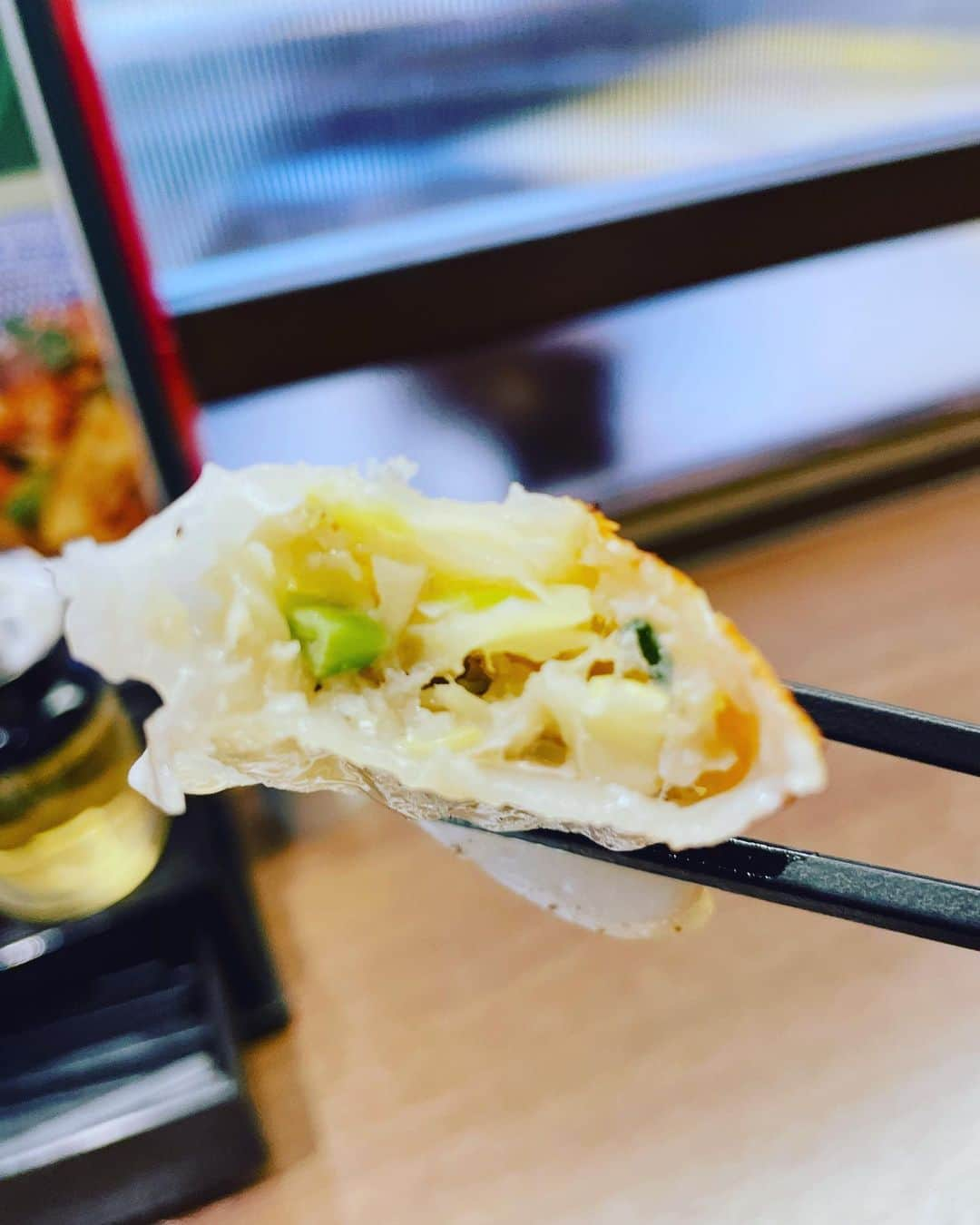 向清太朗さんのインスタグラム写真 - (向清太朗Instagram)「餃餃餃〜！ こちら松軒中華食堂の焼き餃子だ餃〜！ 松軒中華食堂は松屋フーズさんの中華料理屋さん！ お手軽な値段で美味しい中華が食べられるお店で焼き餃子は当然美味しい！ the餃子を味わって欲しいんだ餃〜！  #餃子 #焼き餃子 #松軒中華食堂 #千歳烏山にあります #餃子ばかり食べます #松屋にもめちゃくちゃお世話になってます #ちゃんと美味しいよね #もともとやよい軒で働いてた僕 #当時はまだやよい軒じゃなくめしや丼って名前でした #あの時好きだった鑑光さん #元気かなあ #同窓会とかやりたいなあ #いや餃窓会の方がいいね #はあ #川島ねごと #天津向 #餃餃餃」6月2日 19時47分 - tensinmukai