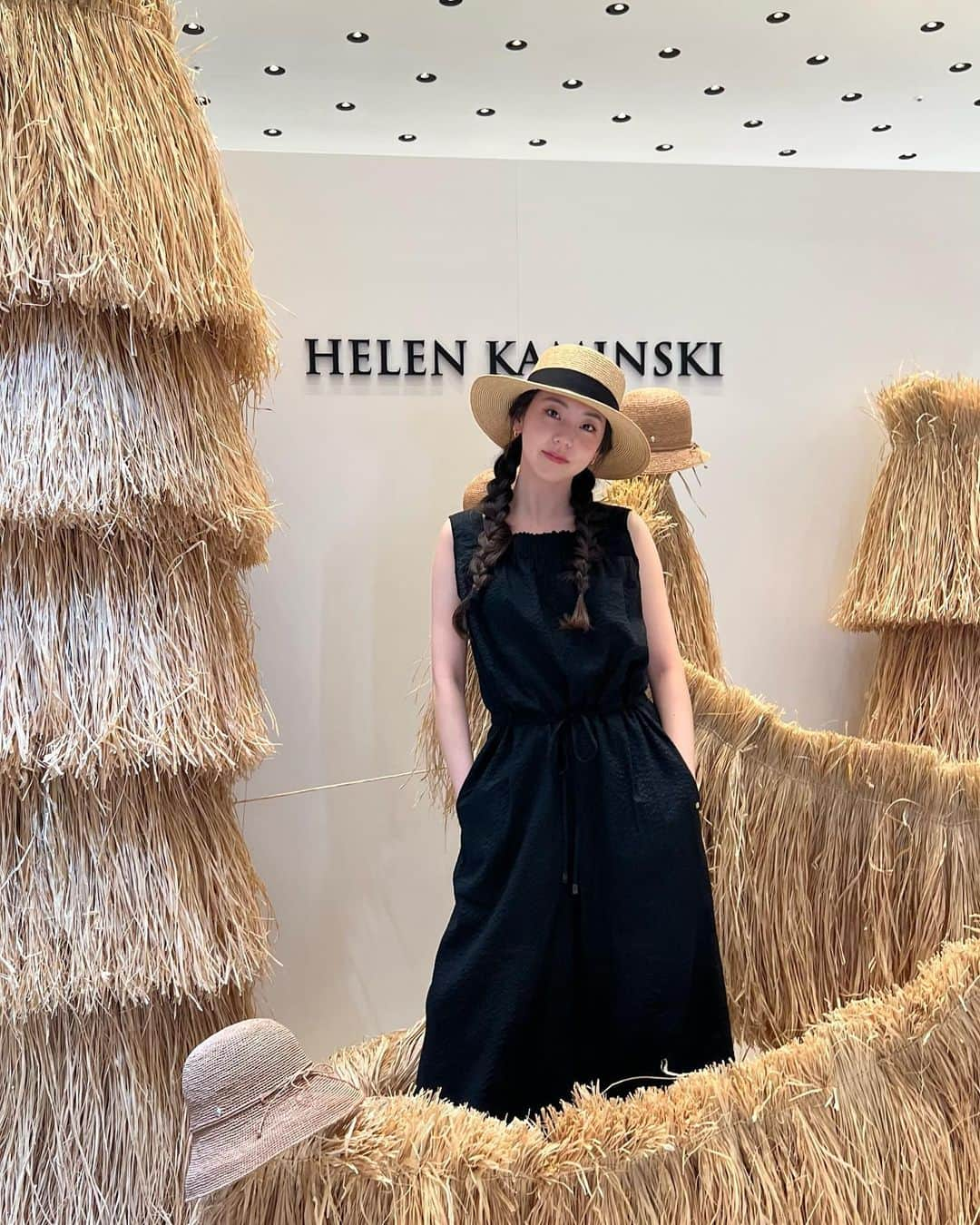 アン・ソヒのインスタグラム：「@helen_kaminski_kr 창립 40주년👒기념으로 마다가스카르에서 온 라피아로 꾸며진 특별 공간💛 현대백화점 판교점에서 6월11일까지 진행된다고해요💚 #helenkaminski #헬렌카민스키」