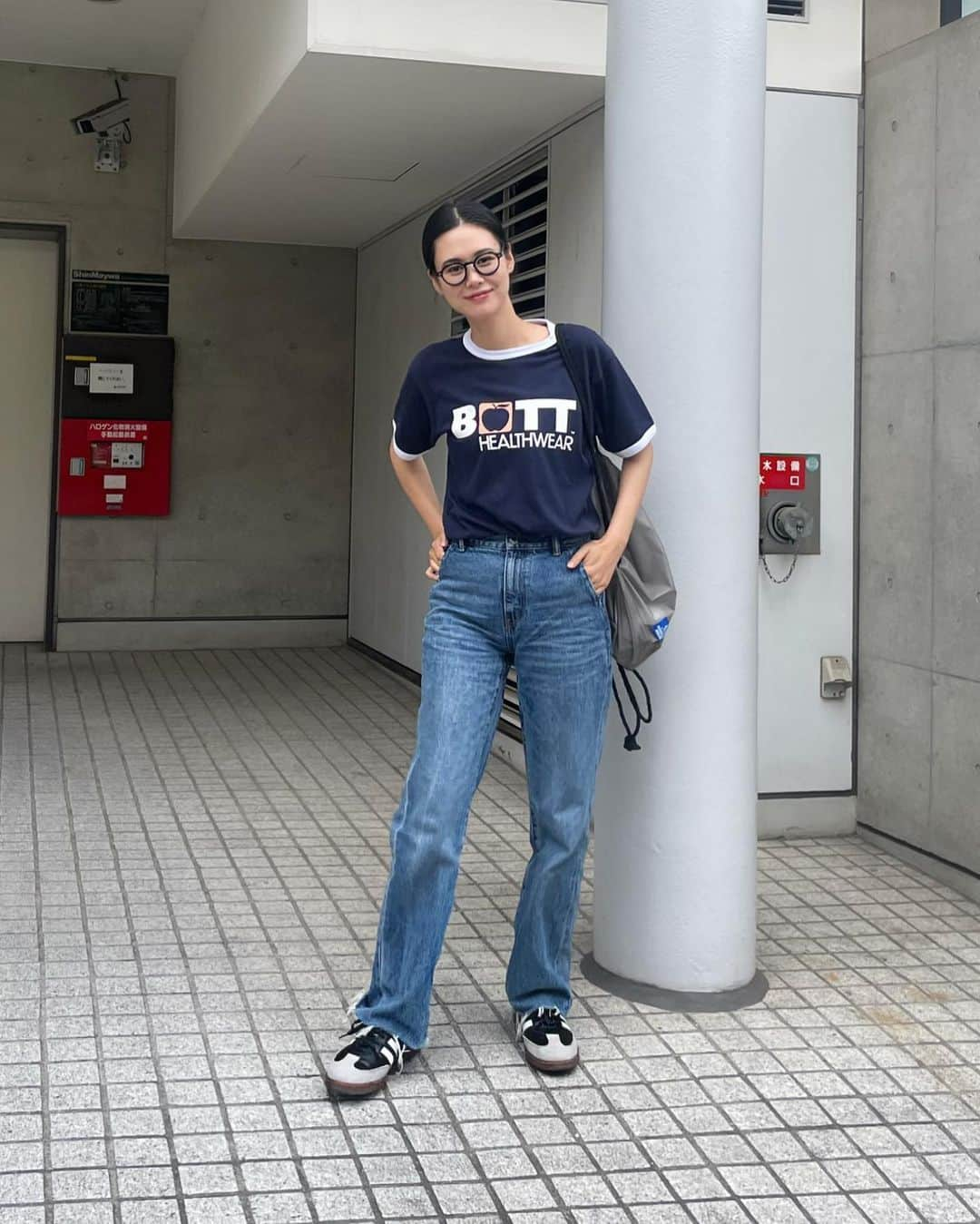 田中シェンのインスタグラム：「青春味是原宿餃子也🥟💚 (原宿餃子楼の味は私の青春です)  Tops @bott Pants @alexanderwangny  Shoes @adidasoriginals  Bag @gordonmiller_official  Glasses @ahlem  わずかな曇りの合間をぬって 明治神宮前をさんぽしました🚶🏻‍♀️  ちなみに早口言葉は苦手です、 カミカミの田中のおしゃべり日記で バレてると思います☺️💯  #明治神宮前  @connectplus__  @tamitu_official  同じフロアには @hayjapan や @cibone_tokyo  などの雑貨、家具屋さんもあってよく行くのですが カフェには入ったことなかったので行ってみました☕️  4種類あるハチミツから選んでドリンクやカヌレ に入れられる模様。ソーダには618、カヌレには 209をチョイスしました‼️🍯 カヌレが超美味しい蒸しケーキみたいで 美味しかった🙏🏻  #原宿餃子楼  言わずと知れた青春の味。 安いし早いし美味しい。 安定の水餃子(ニンニク有)とご飯(スープつき) で胃が喜びます。やっぱり食べ慣れたここの 餃子が一番🥟✨ 久しぶりに行ってみ、飛ぶぞ。  気がつけばtシャツだらけ。 夏何着るか迷うね🥹  #harajukugyoza is famous #dumplingshop  Located in #harajukustreet . They’re very cheep And great in taste. I’ve known this place since  I was in college! And there taste never change 🙌🏻 Feel like mom’s dish 🥟try it 💯  #明治神宮前カフェ #明治神宮前グルメ  #明治神宮前ランチ #原宿ランチ #原宿さんぽ  #原宿ファッションコーデ #原宿スイーツ  #cibone_tokyo #haystore #adidasshoeslover  #adidassambaclassic #sambaadidas  #アディダスコーデ #ストリートシック  #botttokyo #夏ファッションコーデ #シティガール #tokyostreetwear #日本旅行✈️ #東京旅行✈️  #東京旅行記 #tokyosightseeing」