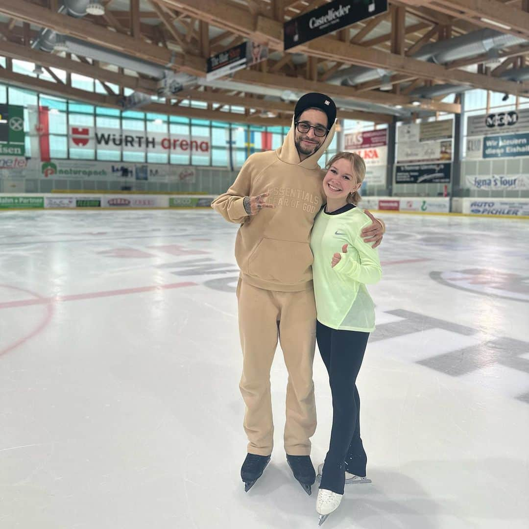 イヴァン・リギーニのインスタグラム：「Wow! What a month Italy🇮🇹🙏🏼✨   New SP + Neeeeeew Gala Show Number for @ekaterina_kurakova - Done ✅ You are so special Katyusha, I wish you to rock the next season💪🏽 World Be ready for a new show🔥🔥🔥  New SP for @samoylov_vs - Done✅ Vova we worked hard and I wish you all the best as well🤝🏽  New SP for - @matteonalbone - Done✅ You are a great guy Matteo! I wish you to have an amazing season! Maestro🤝🏽  I’d like to thank, who made this work happen and special: @angelinaturenko 🙏🏼 Thank you for the trust , special team, always with you guys✨Family   I want to thank @young.goose.academy.official and @nicoletta.ingusci for the opportunity to work with your skaters , for the appreciation of my work, for the great conditions you create for me🙏🏼  And I want to thank someone really special to me, my professional and my support - @becmorris 🙏🏼💪🏽❤️  Thank you for making this Italian trip special not only for me, but also for many other skaters you know now and you’ve worked with✨🙏🏼  and I hope your dream came true as you wanted ☺️  Thank you for helping me in new creations, sharing with your amazing ideas, for being a big professional and I’m so happy, that we are connected now even more then before. We did a great job and we are amazing! I love you so much ❤️  Wish all of you a wonderful season💪🏽  GypsyKing✨😉  #patinaje #patinage  #patinadores #pattinaggio #patinajeartistico #patinageartistique #pattinaggioartistico #patinajesobrehielo #iceskater #iceskating #iceskate #figureskater #figureskating #фигурноекатание #figureskaters #フィギュアスケート #becmorris #younggooseacademy #ivanrighini #gypsyking #italy #milan #awesome #amazing」