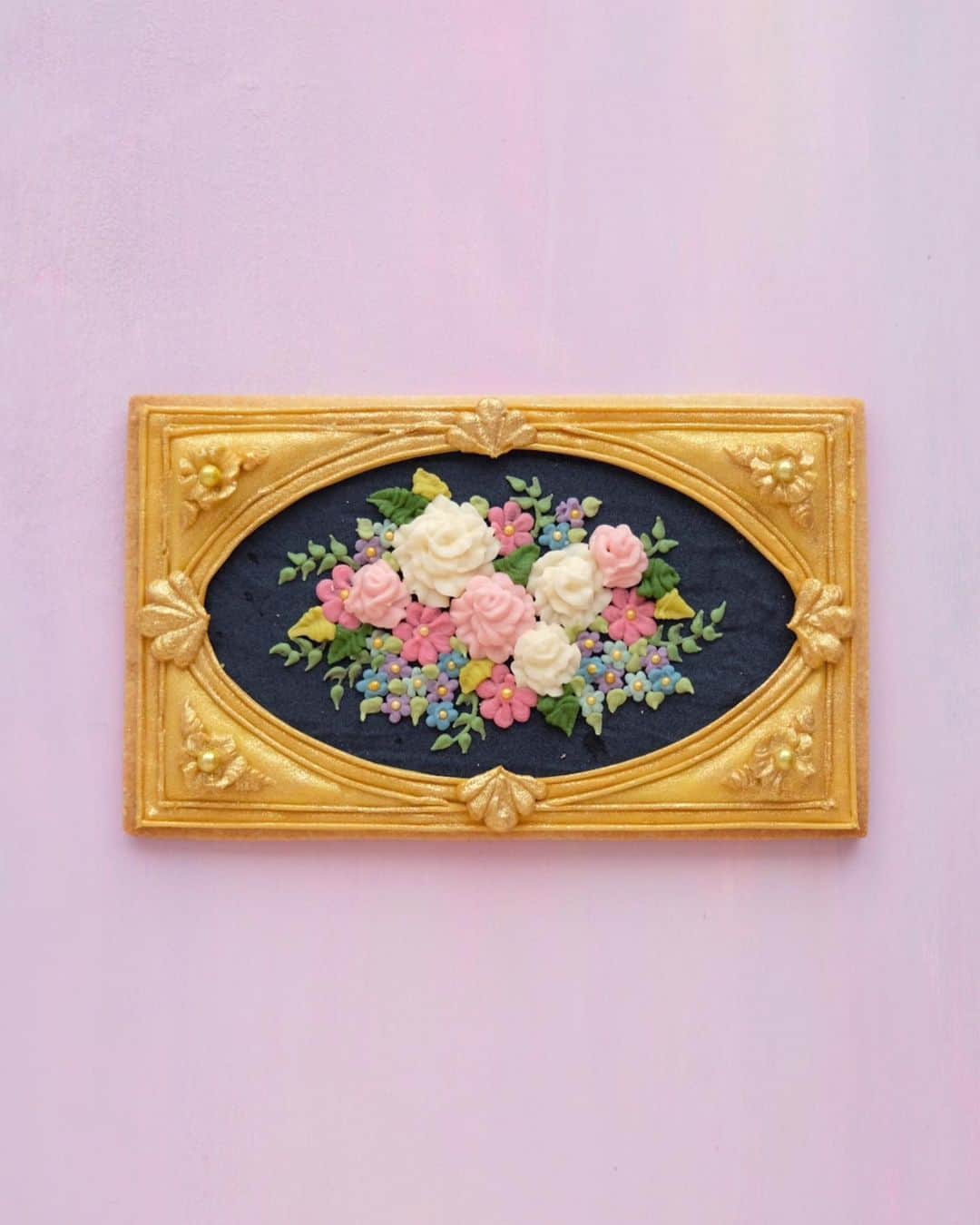 KUNIKAのインスタグラム：「This cookie is an image of an oil flower painting in a museum 🥀  美術館に飾ってある絵画をイメージしたアイシングクッキー🖼️👨🏼‍🎨🎨  #artofkunika」