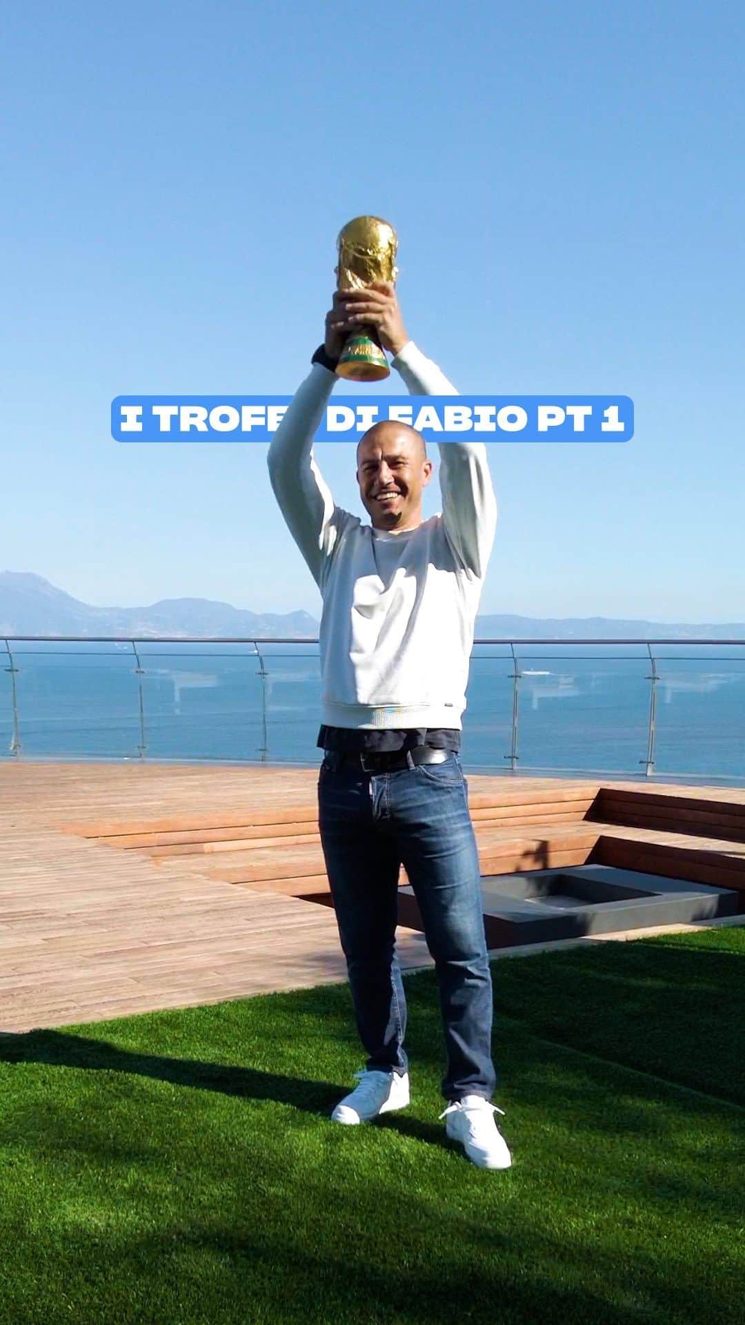 ファビオ・カンナヴァーロのインスタグラム：「Dietro un grande 𝗙𝗟𝗘𝗫 c’è anche un 𝗥𝗔𝗖𝗖𝗢𝗡𝗧𝗢. Partiamo soft con la 𝘾𝙊𝙋𝙋𝘼 𝘿𝙀𝙇 𝙈𝙊𝙉𝘿𝙊 🇮🇹🏆  #ACasaDiFabio #FabioCannavaro #Capitano #Italia #Nazionale #Cannavaro #2006 #WorldCup #Fiusgamer #CoppaDelMondo #Coppa #Trophy #Flex #PrimeVideo」