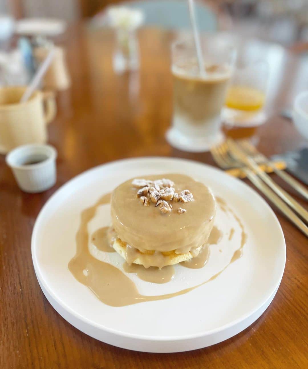 越馬千春さんのインスタグラム写真 - (越馬千春Instagram)「. まだ続いてるの？🌺 という感じですが、雨が酷い1日だったので沖縄のことを🥰  楽しみにしていた @shiroux_halekulaniokinawa の朝食🥞✨ フワフワとろけるパンケーキ最高でした🥞❤️  キッズの朝食も私が食べたいくらい美味しそうでした🥐 クロワッサン美味しいよね👦🏻👦🏻💕 #シルー#shiroux#パンケーキ#pancake #ハレクラニ沖縄#halekulaniokinawa#沖縄子連れ旅行 #chiharukoshiba_restaurant #chiharukoshiba_trip #子連れ旅行#男の子ママ#👩🏻#ママライフ#ママ#育児日記#年子育児#年子兄弟#年子兄弟#4歳男の子#2歳男の子」6月2日 19時59分 - chiharukoshiba