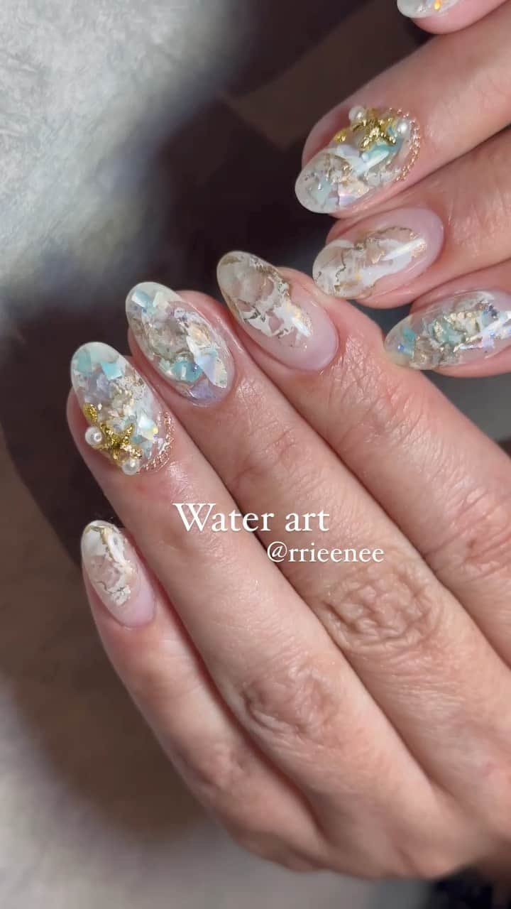 埜藤理恵のインスタグラム：「西表島へ旅行に行かれるお客様 海っぽいおまかせアート🐳 カラージェルは白しか使ってなくて 色の感じは全部シェル♡ シェルのフワッとした色みが 絶妙にかわいい♪  Rie Nofujiプロデュース @tree01official エプロン 好評発売中  □ Renée professional brush シリーズ ＊オーバル ＊トップフレンチ ＊スマートフラット Renée web shop 全国ネイルディーラーにて発売中 プロフィールURLより飛べます  □ 店舗詳細 ⇩ 大阪府大阪市北区堂山町1-2 R&Eビル3階 am10:00〜pm20:00 JR大阪駅から徒歩7分 阪急梅田駅から徒歩7分 御堂筋梅田駅から徒歩7分  ご予約は サロンの公式LINEより受け付けております。 @rrieenee プロフィールURLより LINE飛べます。 LINEにて行き方動画も配信しておりますので ご参考くださいませ」