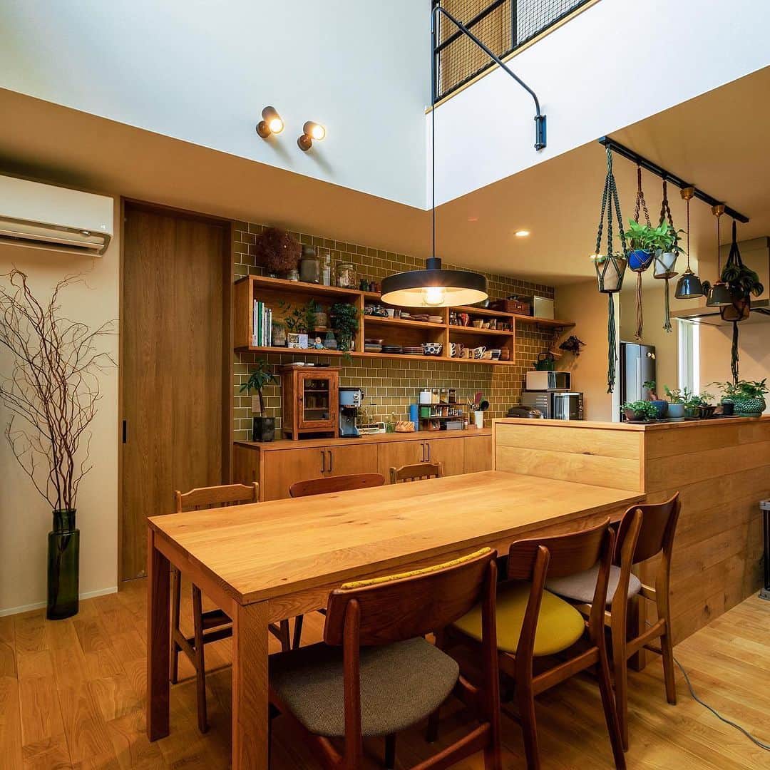 ルポハウス一級建築士事務所さんのインスタグラム写真 - (ルポハウス一級建築士事務所Instagram)「・ ・ ・ 《緑植と共存する家》 Kitchen  落ち着きのあるカーキのタイルと植物がマッチする癒やしのキッチン。 ・ ウッドパネルで仕上げた壁や、見せる収納を楽しむ造作カップボードとも相性抜群です。 ・ ・ ・ 担当設計士/赤尾拓人 @takuhito_akao  ・ ・ ・ 𓐌𓐌𓐌𓐌𓐌𓐌𓐌𓐌𓐌𓐌𓐌𓐌𓐌𓐌𓐌𓐌𓐌𓐌  ルポハウスの施工事例はこちらまで☞ @reposhouse  𓐌𓐌𓐌𓐌𓐌𓐌𓐌𓐌𓐌𓐌𓐌𓐌𓐌𓐌𓐌𓐌𓐌𓐌 #ルポハウス は#ちょっとかっこいい家 を"友人のために" という思いでつくっています。 一生に一度の#マイホーム。 「あなたにしかできない」×「ルポハウスだからできる」で、 私たちだけの#家づくり を思いっきり楽しんでみませんか？！ ・ ・ ・ #住宅 #注文住宅 #新築一戸建て #デザイナーズ住宅  #一級建築士事務所 #設計事務所 #滋賀県の設計事務所 #キッチン #キッチンインテリア #ラクシーナキッチン #造作カップボード #キッチン腰壁 #ウッドパネル #ニッシンイクス #ナララスティック #名古屋モザイクタイル #ピュリティ #無垢床 #クリ床材 #インテリアグリーン #ハンギンググリーン #ダイニング #ダイニングインテリア #吹き抜けダイニング」6月2日 20時00分 - reposhouse