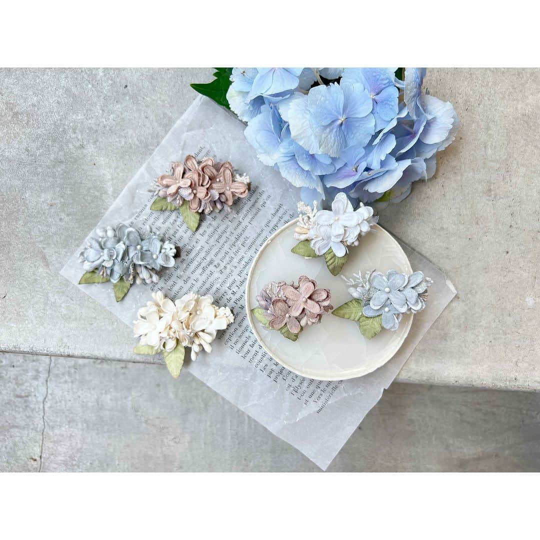 エムスールのインスタグラム：「\ a j i s a i  f a i r / ⁡ ⁡ 定番あじさいシリーズ ⁡ ⁡ ＝＝＝＝＝＝＝＝＝ ⁡ あじさいシリーズ ⁡ item ⁡ ＊片耳ピアス ＊片耳イヤリング ＊ミニクリップ ⁡ color ⁡ white / blue / purple  ⁡ ＝＝＝＝＝＝＝＝＝ ⁡ ⁡ ⁡ m.soeurでは 定番のあじさいシリーズ。 ⁡ 二重になった４枚の花びらを いくつも重ねて立体的に。 ⁡ ⁡ 葉っぱも添えて より紫陽花らしいシルエットに仕上がりました。 ⁡ ⁡ くすみカラーに手染めしたことで カジュアルに合わせやすいアイテムに。 ⁡ ⁡ ⁡ ピアス/イヤリングは片耳デザイン。 ⁡ ボリュームがあるので、 片耳でも十分お楽しみいただけます♩ ⁡ 両耳のシリーズと組み合わせても＊ ⁡ ⁡ ⁡ ミニクリップは 小さいサイズのヘアアクセサリー。 ⁡ ショートの方でも使いやすいサイズ感です◎ ⁡ お子様にもおすすめで 親子コーデでお楽しみいただくのも良いですね…* ⁡ ⁡ ⁡ ⁡ ーーーーーーーーーーー ⁡ ＊雨のあじさいフェア＊ ⁡ 期間：6/1（木） 〜 6/11（日） ⁡ じめじめした雨の日には 気分をあげる紫陽花アクセサリー＊ ⁡ ーーーーーーーーーーー ⁡ ⁡ ⁡ ⁡ - - - - - - - -  ⁡ 販売店 ⁡ ・京都アトリエ ・青山店 ・m.soeur ONLINE STORE ・ZOZOTOWN ⁡ ⁡ ⁡ ⁡ ⁡ #m_soeur #msoeur #エムスール  ⁡ #あじさい #アジサイ #紫陽花 #あじさいフェア #紫陽花フェア #あじさいアクセサリー #紫陽花アクセサリー #紫陽花の季節 #紫陽花ピアス #紫陽花ハンドメイドアクセサリー #紫陽花イヤリング #紫陽花シリーズ #ヘアアクセサリー #紫陽花ヘアアクセサリー」