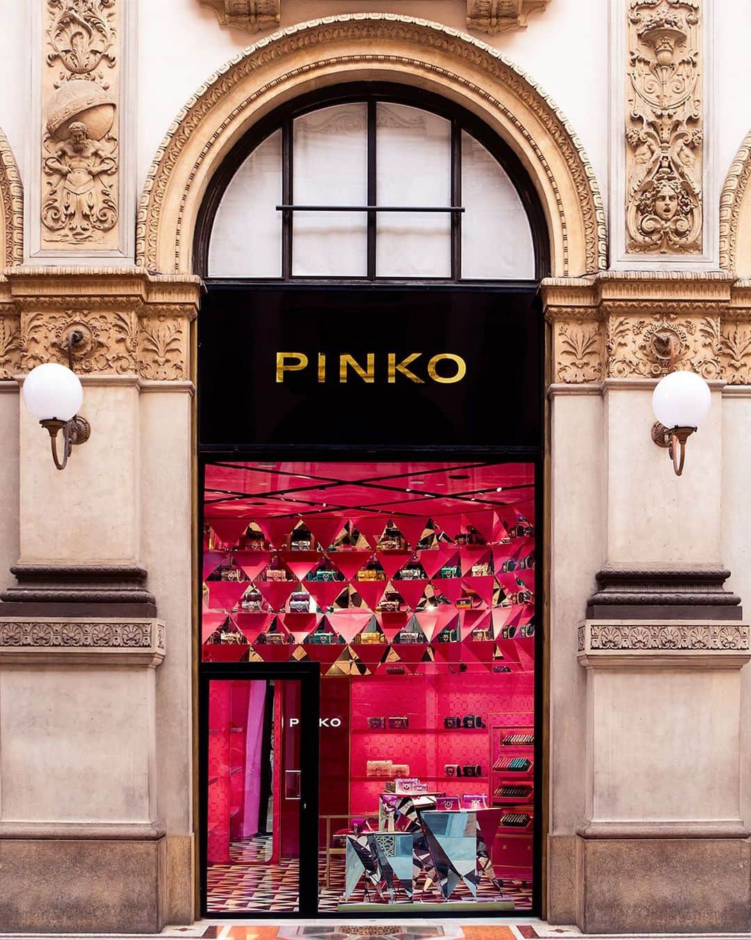 PINKOさんのインスタグラム写真 - (PINKOInstagram)「The perfect frame to an iconic Store: welcome to #PINKO Galleria, Milan! #SS23」6月2日 20時00分 - pinkoofficial