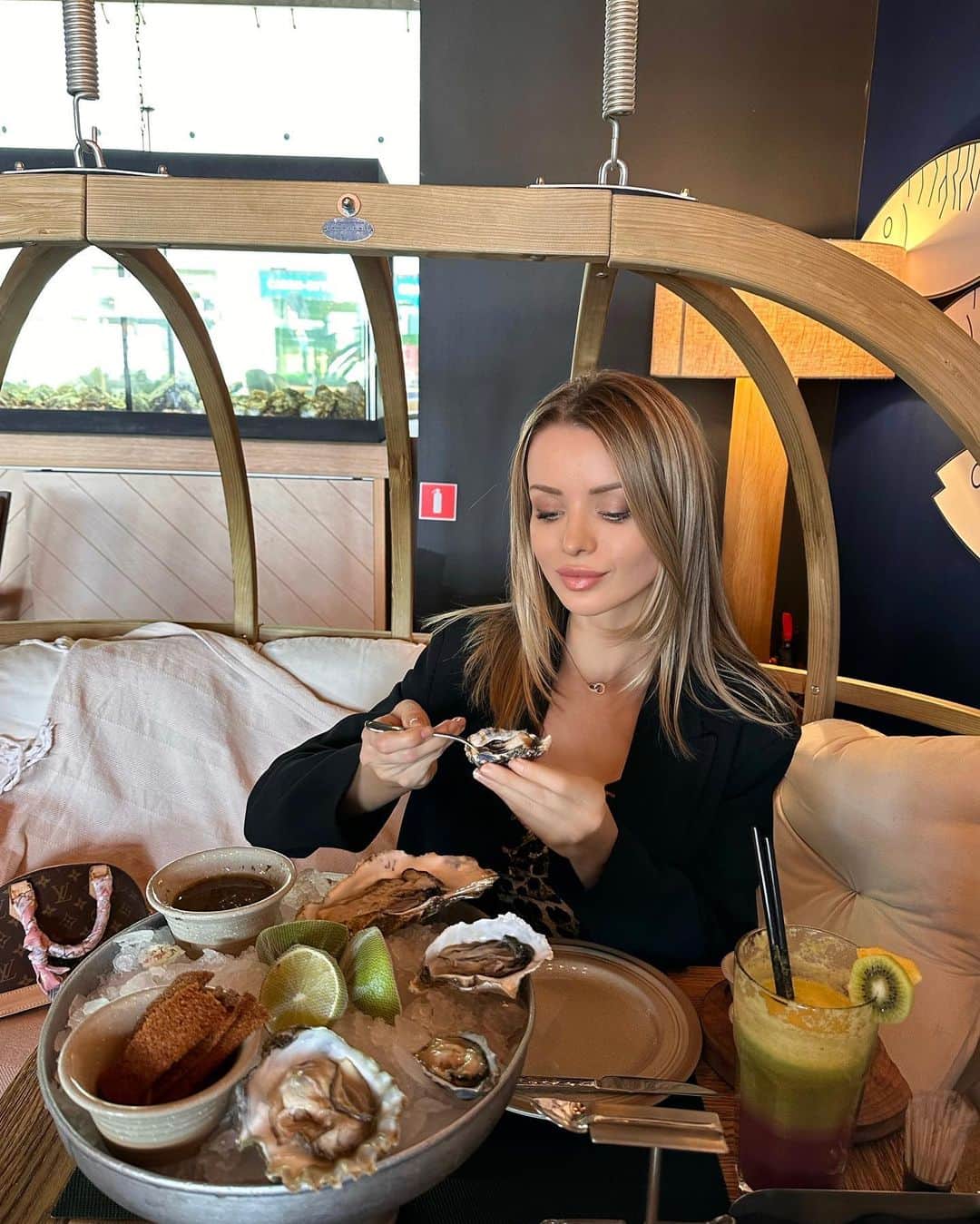 Ekaterina Enokaevaのインスタグラム：「Все так есть вещи в которых я стабильна 😁  Спасибо прекрасному ресторатору @mironov_sergey_restorator за @meat_and_fish」