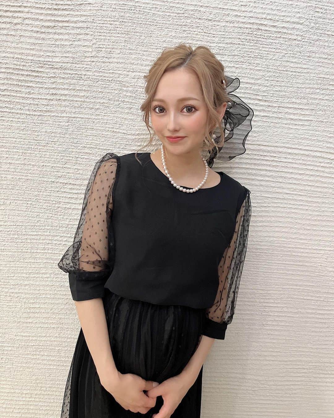 SUZUのインスタグラム：「❤︎  結婚式の時の...💍 6枚目はお腹ぽっこりの記念に👶🏼  次は痩せてる時にバッチリドレス着て お祝いしたいなぁ❤︎  #お呼ばれコーデ #お呼ばれヘア  #マタニティコーデ #お呼ばれドレス  #結婚式#結婚式コーデ #結婚式ヘアアレンジ  #ヘアアレンジ#マタニティドレス #マタニティライフ#マタニティフォト  #妊娠中#妊娠中期 #女の子ママ#姉妹ママ」