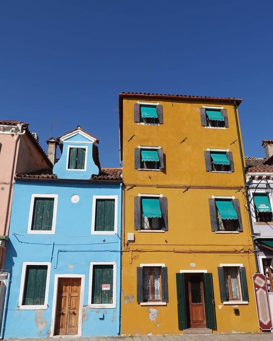 安保彩世さんのインスタグラム写真 - (安保彩世Instagram)「Brano,Italy🇮🇹  カラフルな街が素敵なbrano🤍 veneziaから船に乗って45分くらいで着くよ〜 ここで暮らしてる人もたくさんいるからすごい✨  veneziaは別世界で素敵すぎる🤍  dress: @zara  flip flops: @oofos」6月2日 20時04分 - posayo