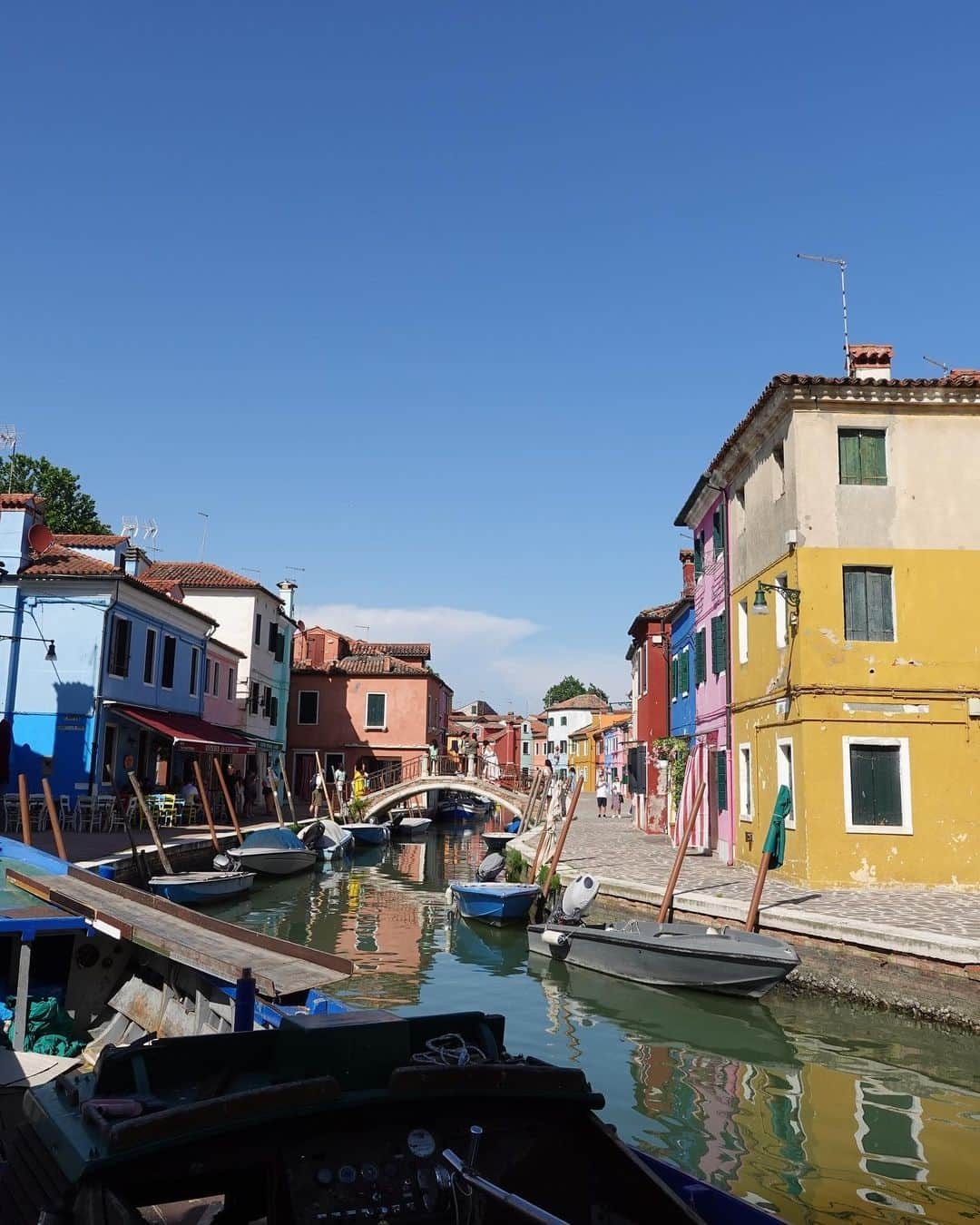 安保彩世さんのインスタグラム写真 - (安保彩世Instagram)「Brano,Italy🇮🇹  カラフルな街が素敵なbrano🤍 veneziaから船に乗って45分くらいで着くよ〜 ここで暮らしてる人もたくさんいるからすごい✨  veneziaは別世界で素敵すぎる🤍  dress: @zara  flip flops: @oofos」6月2日 20時04分 - posayo