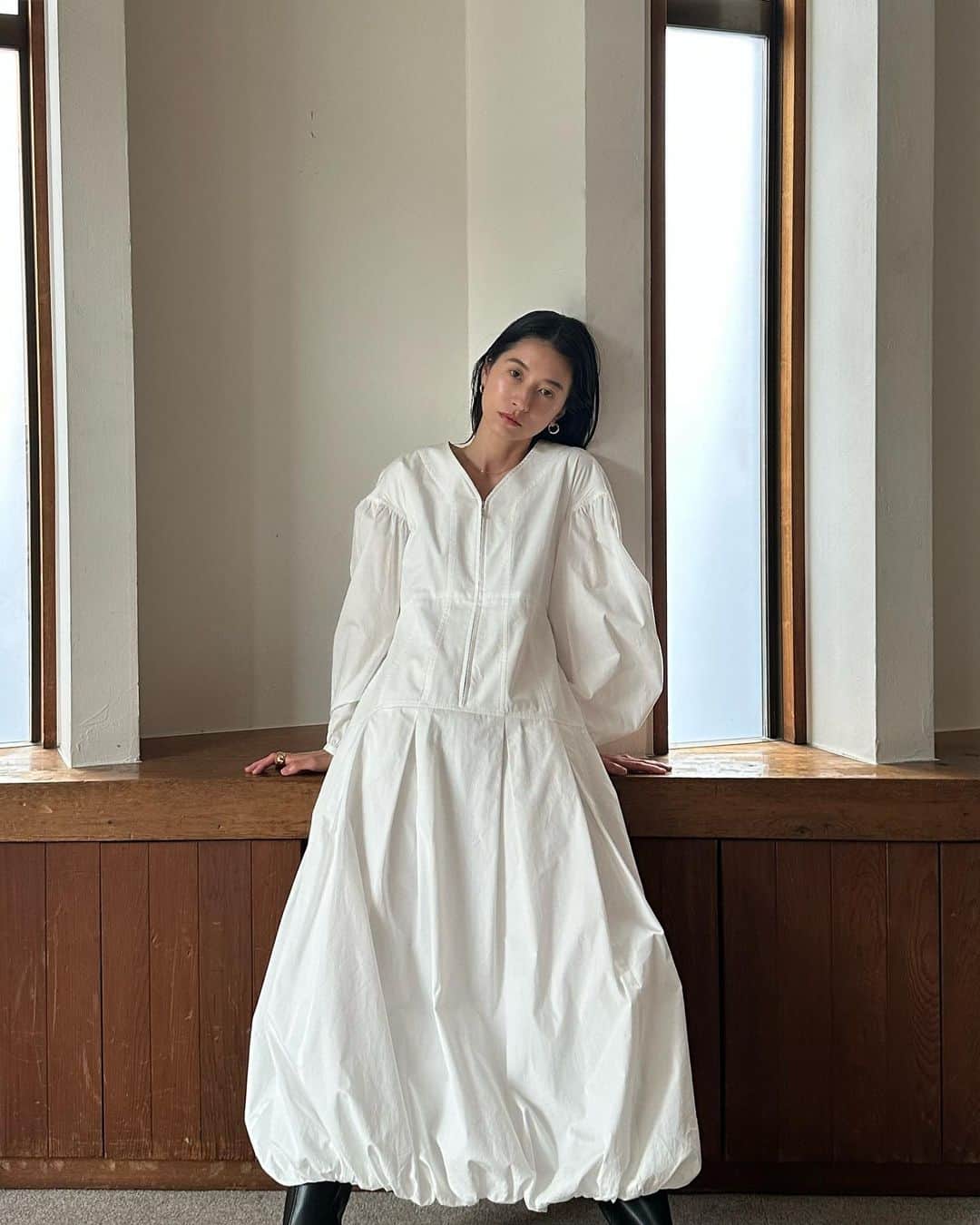 のインスタグラム：「とても可愛いバルーンディティールのジップワンピースが完成しました⚪️ふんわりと広がったバルーンの裾と、 すっきりとしたジップのV開きのバラン スがモードなデザインでとってもお気に入りな一枚です！構築的な切り替えやコルセットのようなウエストの縦ライン、ギャザーのパフスリーブなど甘すぎずバランスのとれた雰囲気にまとめています♡バルーンのふくらみやパフスリーブの丸みなど、大人っぽいシル エットになるように分量感にもこだわりました。 この雰囲気のワンピースは一着も持っていないので絶対に欲しいな♡ こちらも先行予約アイテムなので是非お楽しみに！  #CLANE #clane23awpreorder」