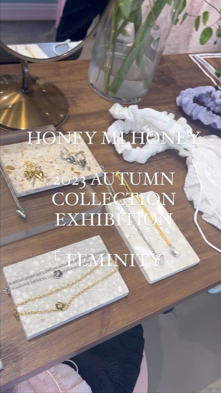 葉月祥子のインスタグラム：「HONEY MI HONEY / MAISON ELLIE ⁡ 2023 AUTUMN COLLECTIONEXHIBITION ⁡ 『  FEMINITY 』 ⁡ @honeymihoney_official @maison.ellie_official ⁡ HONEY MI HONEYの秋服展示会にいってきました♥ ⁡ ⁡ 秋の新作を着て、大好きなみんなとの写真撮ったよ🤍 ⁡ ⁡ 2023秋のデザインも、スタイルアップしながら大人綺麗な女性らしさの引き出しを色々開けてくれるような、 そんな素敵な新作ばかりでした✨ ⁡ ⁡ 今回のテーマの、  FEMINITY （女性らしさ）  っていう言葉も素敵すぎて またDesigner三佳さん @minoshimamika からパワーをもらいました🫶🏻💐✨ ⁡ ⁡ 素敵な女性であることに年齢なんて関係なくて ⁡ 「 永遠の女性らしさ」の表現 ⁡ 本当に素敵👏🏻  ⁡ ハニーの服を着るようになってから、 私も今まで以上に  お洒落が楽しくなりました♪  ⁡ みんなの着こなしも可愛かった〜🤍 ⁡ ⁡ インスタライブでいつも共演してるマリコちゃん @marikozaemon とも、 オソロコーデしたり、色々試着して写真撮ったり🤍  楽しかった〜🤍  一般展示会が3日まで行われてるとの事なので、ご興味ある方は是非行ってみて下さい☺️👏🏻✨ ⁡  📸🎞️🤍 ⁡ @minoshimamika @marikozaemon  @yukiko_hongo  @myao_ly  @yumeno21  #ハニーミーハニー #honeymihoney #メゾンエリー #maisonellie #2023 #秋服 #展示会 #ファッション #fashion #ブランド #アパレル #ハイファッション#フェミニン #マニッシュ#女性らしさ」