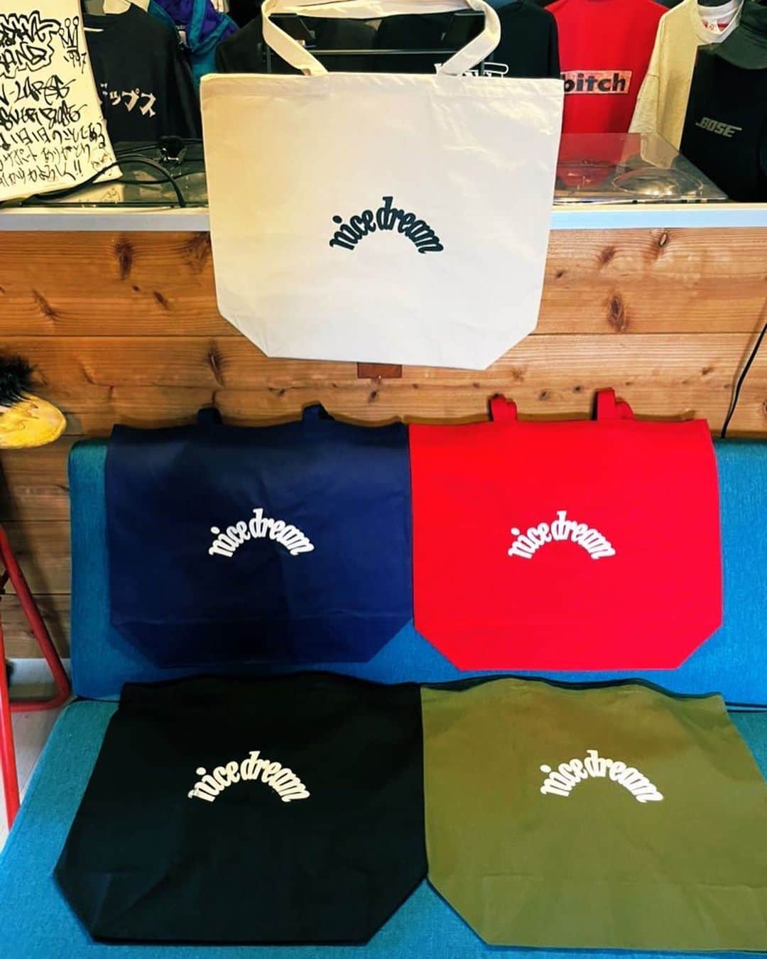 サイプレス上野のインスタグラム：「【NICE DREAM】新入荷！レコード40枚収納出来る大は小を兼ねるトートバッグ🤲🤲もちろん一枚ずつ手刷りDEF🔥🔥  こちらよりよっしゃっしゃっす→ https://nicedrm.thebase.in  #ナイドリ #nicedrm」