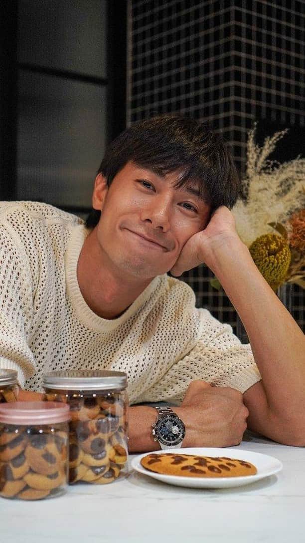 デスモンド・タンのインスタグラム：「Whisking up sweet moments with my dearests. Cookies with love for some dear ones 🍪💙 Happy long weekend! 想试吃吗？😉」