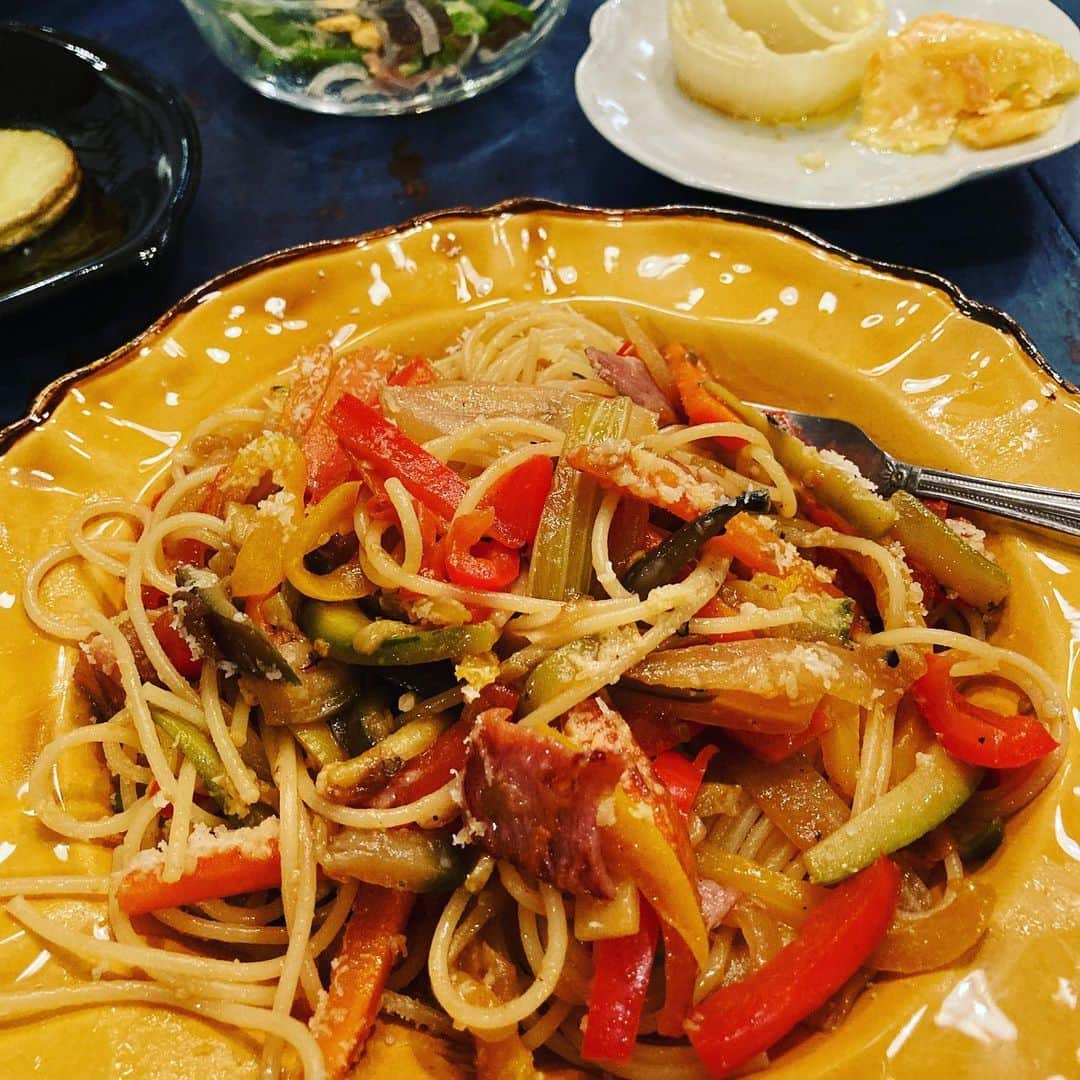 井上荒野のインスタグラム：「夫作。パートナーが私の担当編集者だった縁で仲良くしていただいた故•澤口知之シェフのレシピで菜園ふうパスタ。野菜8種類入っててサイコーにおいしい😭澤口さん・・夫がこんなに料理するようになりましたよって教えたい。」