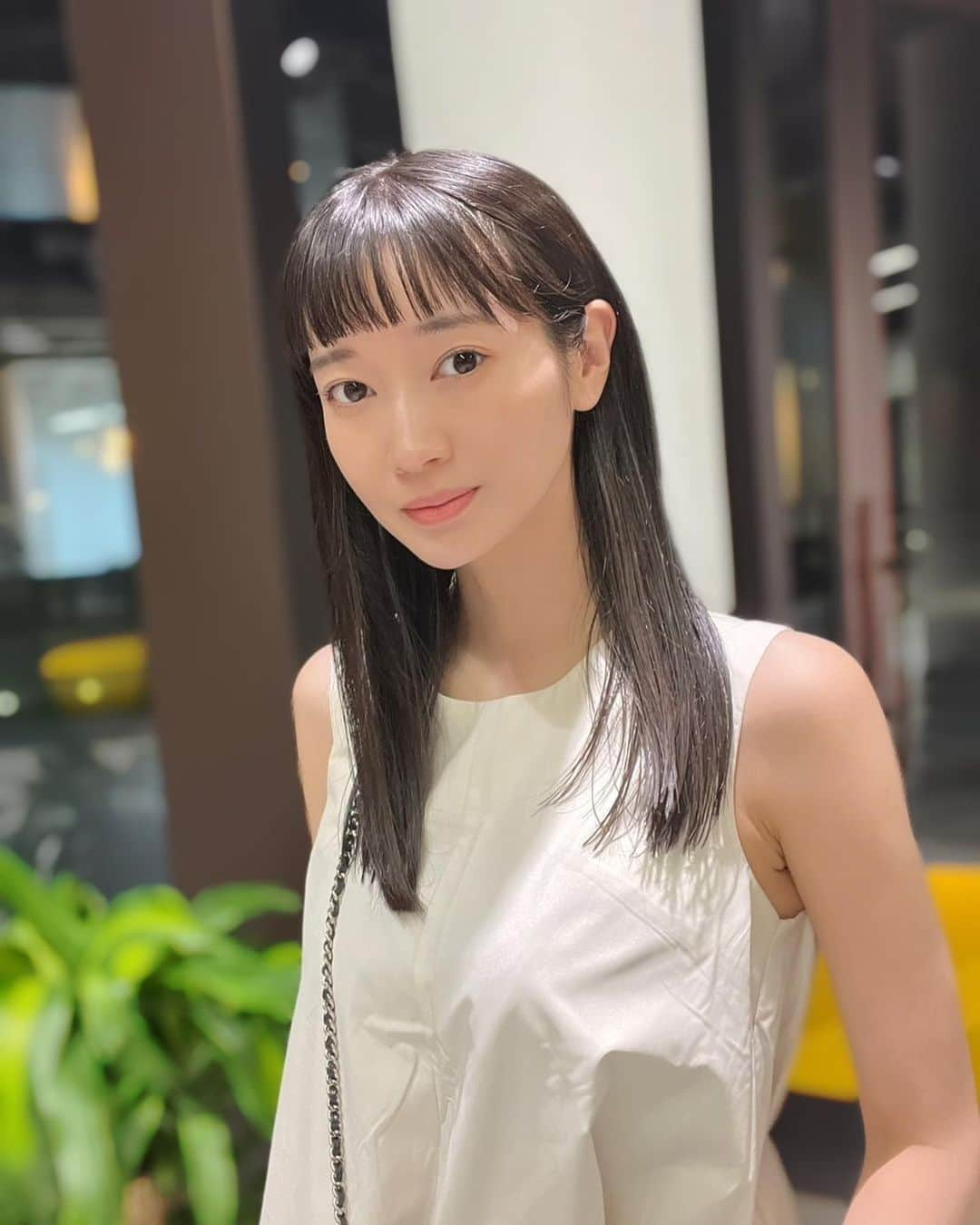 出口亜梨沙のインスタグラム：「6月になりましたね👦🏻 また5月もそんなに更新せずに終わってしまった、、笑  オン眉にしてみたよ👦🏻  最近はももと美容院一緒に行くのが流行ってる😌  ももは、ありたんちゃんと更新しいやってめちゃくちゃ一生懸命写真撮ってくれる😭😭笑  今月は、、、更新、、できるように、、、頑張るね、、、笑  ぴーちゃんありがとう😌」