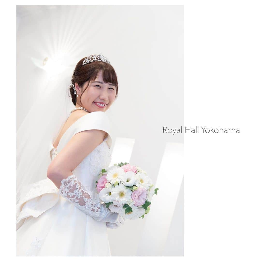 ロイヤルホールヨコハマ【公式サイト】のインスタグラム：「👰🏻‍♀️ 𝘉𝘦𝘧𝘰𝘳𝘦 𝘞𝘦𝘥𝘥𝘪𝘯𝘨 𝘊𝘦𝘳𝘦𝘮𝘰𝘯𝘺 お支度を終え、挙式までのスナップ撮影タイム⏱♡ 待ち侘びた素敵な1日の始まりに自然と素敵な笑顔が溢れ出します🕊  4月末卒花の花嫁様です💐 おめでとうございます💍𓂃𓈒𓏸︎︎︎︎  #royalhallyokohama  #royal花嫁」