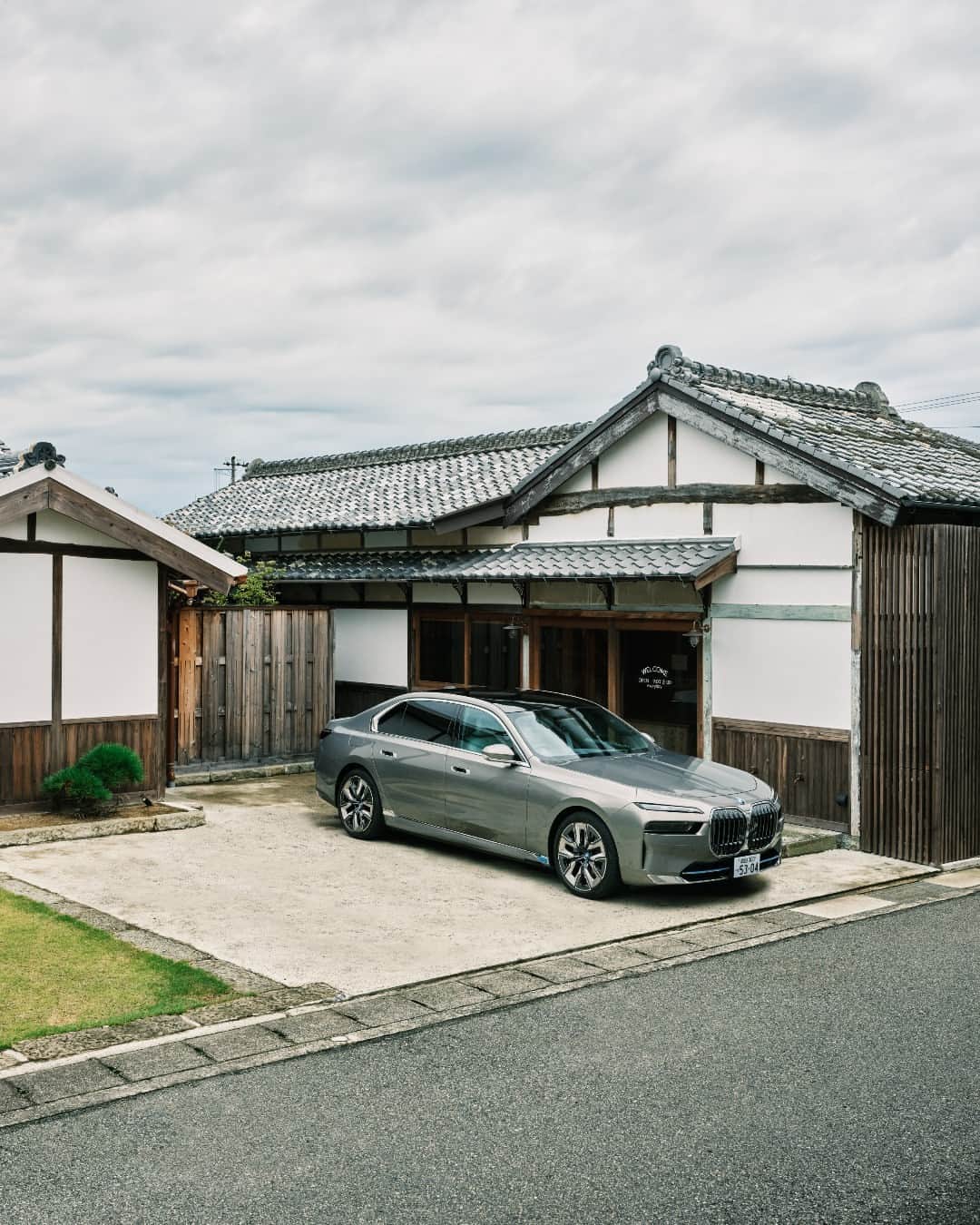 BMWのインスタグラム：「Ultimate refinement meets refined dining in Osaka, Japan #THEi7 #BMW #ThisIsForwardism @bmwjapan  Click the link in or bio to discover more.  __ BMW i7 xDrive60: Combined power consumption: 19.6–18.4 kWh/100 km. Combined CO2 emissions: 0 g/km. Electric range: 590–625 kilometers. All data according to WLTP. Further info: www.bmw.com/disclaimer」