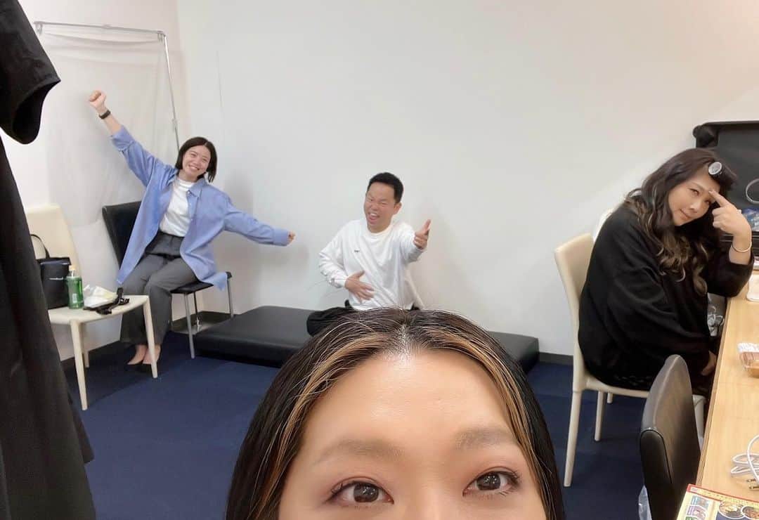 のインスタグラム：「今日の劇場合間🎙️  津田くんと、ダイアン元マネージャー田中ちゃんと4人で「いたって真剣」ではありませんが、劇場合間メシです😬✨」