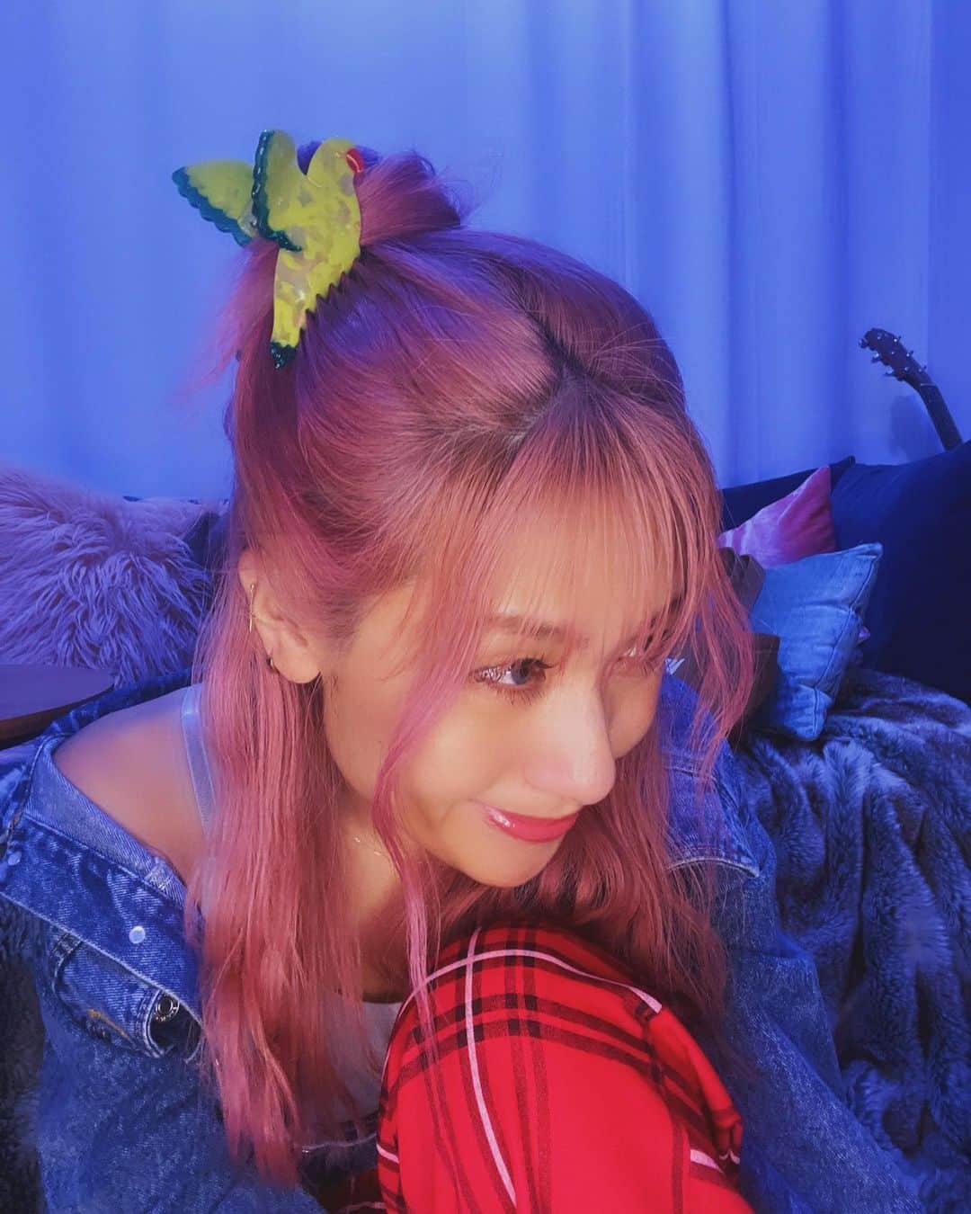 片桐舞子のインスタグラム：「🦜🩷  台風、皆さん大丈夫？？  私は昨日いよいよパソコンが限界を迎えてしまい、雨の中秋葉原へ行って来たんだけど、道路が軽く川でした🫠  まだ雨強くなるみたいだし、安全に気をつけて過ごそうね︎♥︎  #頭に小鳥乗ってる系女子#ピンクヘア🩷」