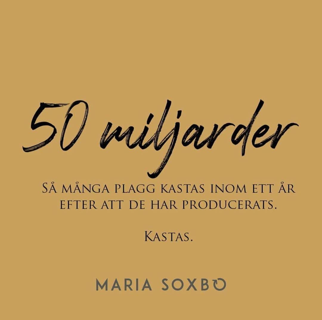 Maria Soxboのインスタグラム：「Den senaste tiden har jag skrivit om Shein och varför den kinesiska modejätten borde bojkottas, och om hur brittiska moderådet räknat ut att om vi slutar producera kläder i morgon kommer vi ändå tillgodose sex generationers klädbehov med de plagg som redan finns. (Se tidigare inlägg i mitt flöde om ni missat dem.)  Det förutsätter ju dock att kläderna faktiskt får fortsätta att existera. Ifjol offentliggjordes denna siffra 👆🏻 av US National Institutet of Standards and Technology. En helt sjuk siffra på alla sätt.  Som individ är det lätt att känna 😩😤🤯🤬 för att sen frustrerat landa i att det inte spelar någon roll vad ”lilla jag” gör. Men det är fel väg att gå. Inte minst för att apati och uppgivenhet bara får oss att må sämre.  Att agera och bidra däremot lindrar klimatångesten. Så, här kommer 3 saker du kan göra:  👚När du läser fakta om modeindustrin som siffran ovan, granskningar av modeindustrin (googla upp Aftonbladets reportage om H&M tex) eller tips kring en hållbar garderob – dela vidare! Ju fler som vet, desto färre kan blunda.   👚 Dra ditt strå till stacken. Andrahand i första hand och ge varje plagg längsta möjliga liv. Tipsa andra om att göra detsamma.   👚 Var en kritisk konsument, så ofta du orkar. Ställ kritiska frågor, ifrågasätt och kräv svar från företag som verkar ha ohållbara affärsmodeller. Använd fakta som denna 👆🏻, och fråga hur företagen tänker kring att pumpa ut så många plagg på marknaden.  Nästan allt handlar om volymer. Och det är den fråga fast fashion-företagen minst av allt vill diskutera. Så låt oss göra det, okej?  #hållbartmode #slowfashion #hållbarhet #hållbarlivsstil」