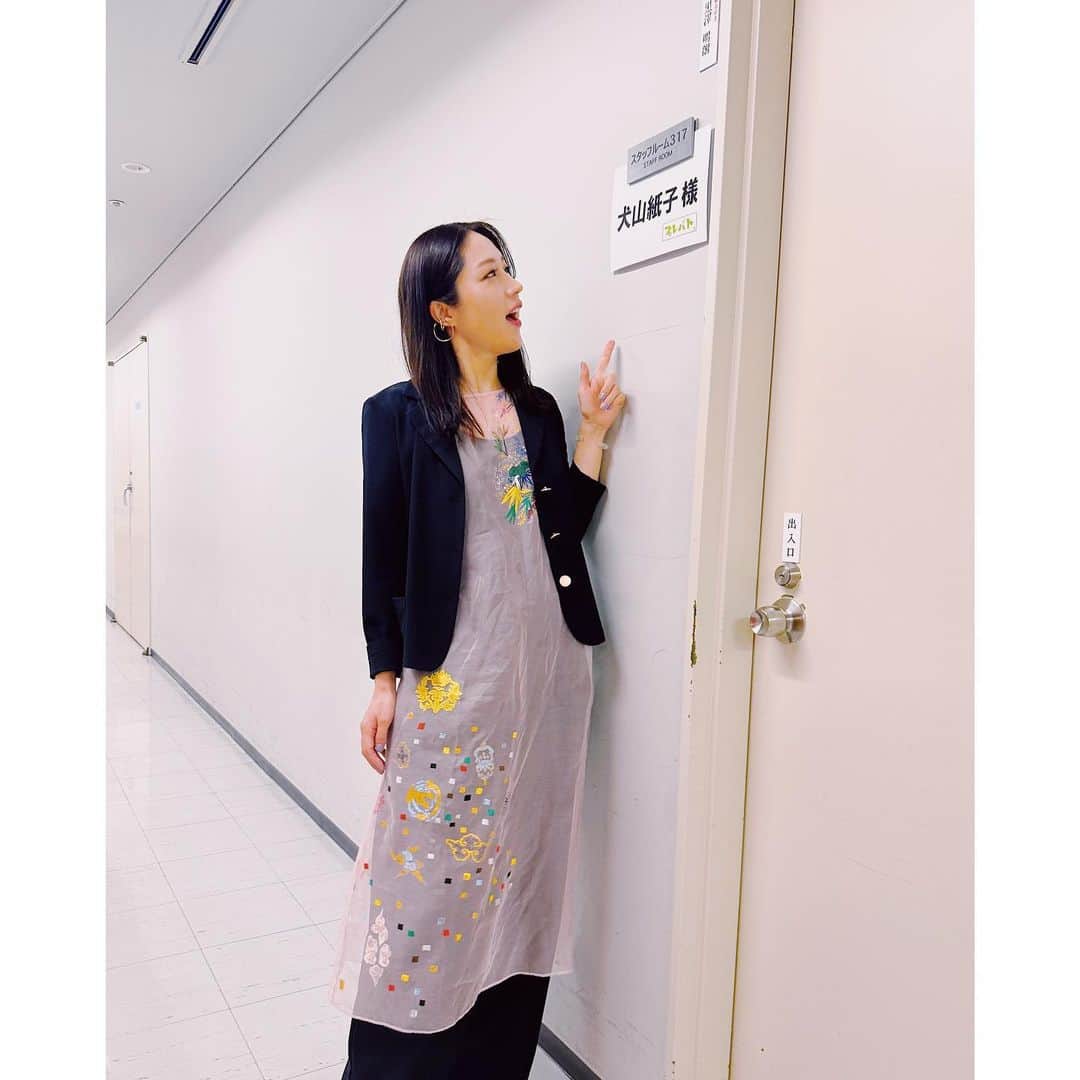 犬山紙子さんのインスタグラム写真 - (犬山紙子Instagram)「プレバト！！の芸術査定の時はいつもより綺麗な服を着たくなる。 これは前の色鉛筆査定の時の衣装です。 ピンクのワンピース、美しい柄は手描き。大好きな @yosukefujii0108  のドレスです。 また大切な時に着るつもりです  #衣装　#ピンクコーデ #ワンピース」6月2日 20時29分 - inuyamakamiko