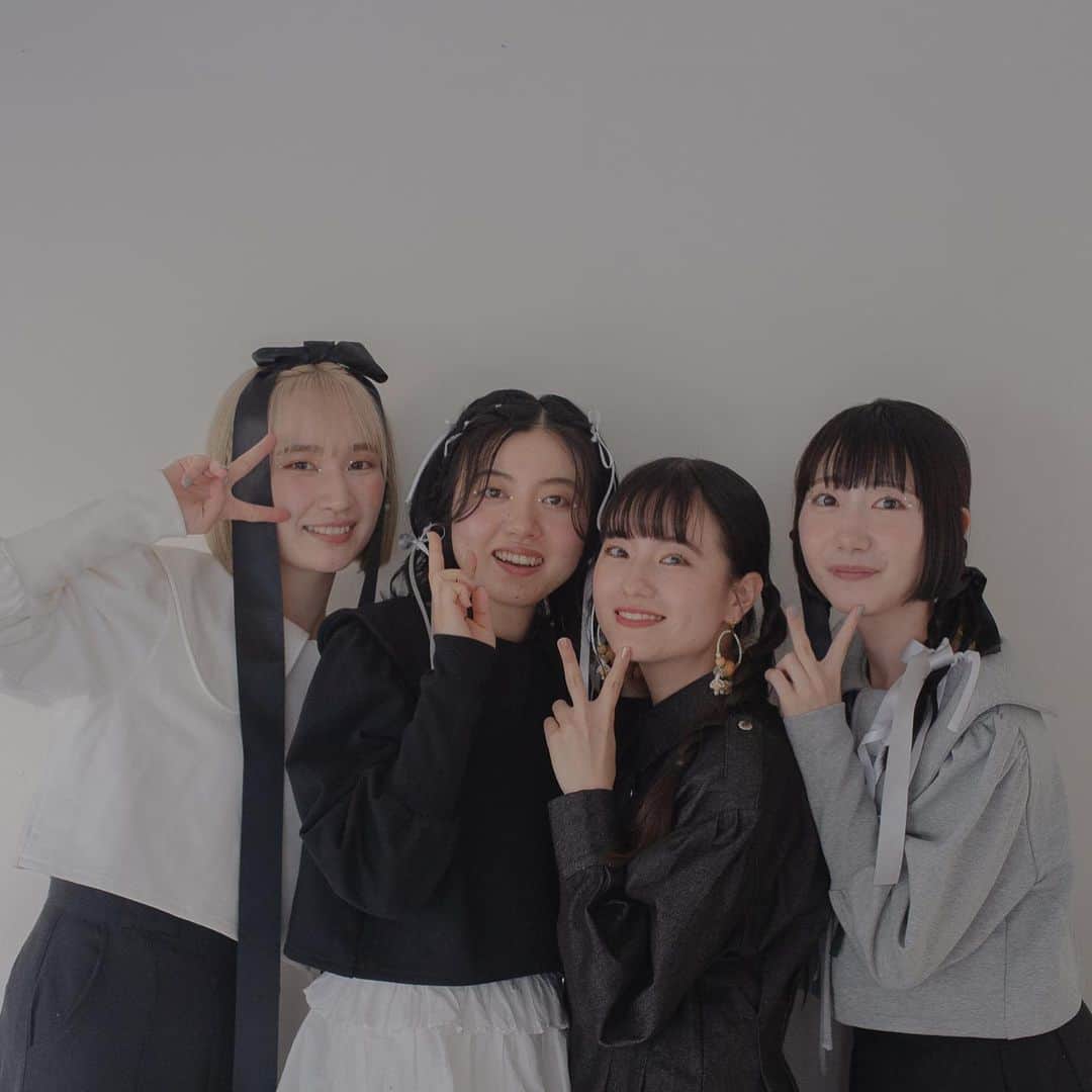 みこのインスタグラム：「HAPPY BIRTH DAY GIRLS FIGHT CLUB✶ 🎂🤍  ついに本日、GFCが一周年を迎えました🥹！！  スペシャルなこの日の記念に、オリジナルリングを制作＆クラブメイトたちとスペシャルシューティングをおこないました！📸  クラブメイトたちと一緒につくっているこのクラブ。  立ち上げ当初からクラブメイトとシューティングをしてみたい！と思っていたので、今回、このタイミングで実現できたこと、とても嬉しいです。  ぜひ @gfc.jp にてその他のお写真もcheckしてください😌！  リングは先ほど20:00に発売を迎えました！！  好評でとってもうれしい😭♡  ぜひチェックしてみてください👀✶  ありそうでない、モチーフブルなリングたちがわたしたちの生活をはげましてくれることを願っています。♡  （私のリングは今離れ離れのバゲージの中、、🥲）  ✶ーGFC 1st anniversary special shootingー✶  photo :  @neroseata  hair&make ：  @yuuka_iwai  clubmate mode： @saosdreamy  @tsun.ne.jp @_.an.nin._  ✶ーーーーーーーーーーーーーーーーーーーーー✶  まだまだ未熟なクラブですが、これからもっとガーリッシュな魅力ってなんなのか？  GFCだけのガーリッシュ像をクラブメイトたちと追求していきたいと思います。  これからもラブリーな時間がたくさん訪れますように。！  LOVE, MICO」