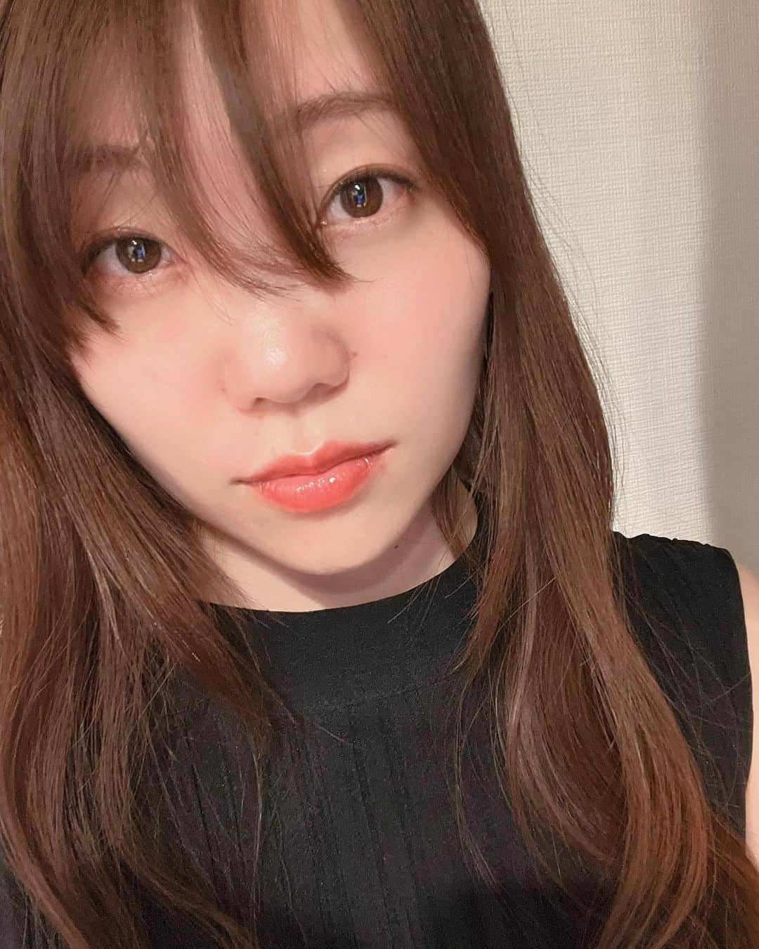 小原好美のインスタグラム：「とある撮影をして帰ってきた時の写真 前髪伸びろ〜笑  大人ガールを目指してw  #イベントでのお手紙読んでます #みんなありがとうありがとう #カラコン取って加工もしてないから #生々しい写真 #明日もお仕事頑張らなきゃ #イベント楽しみ💕」