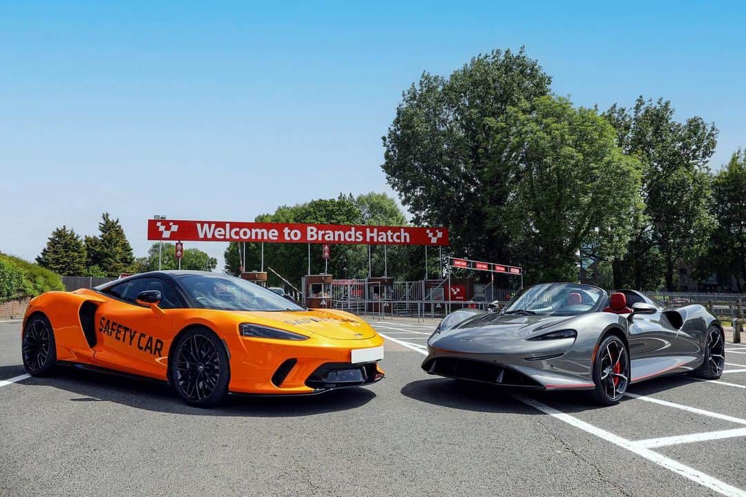 のインスタグラム：「Look what's just arrived 🤩  The McLaren GT Safety Car for this weekend's Brands Britannia and the limited edition McLaren Elva 🇬🇧  Both cars will be here on Sunday for the event, tickets are available on the gate 🫡」