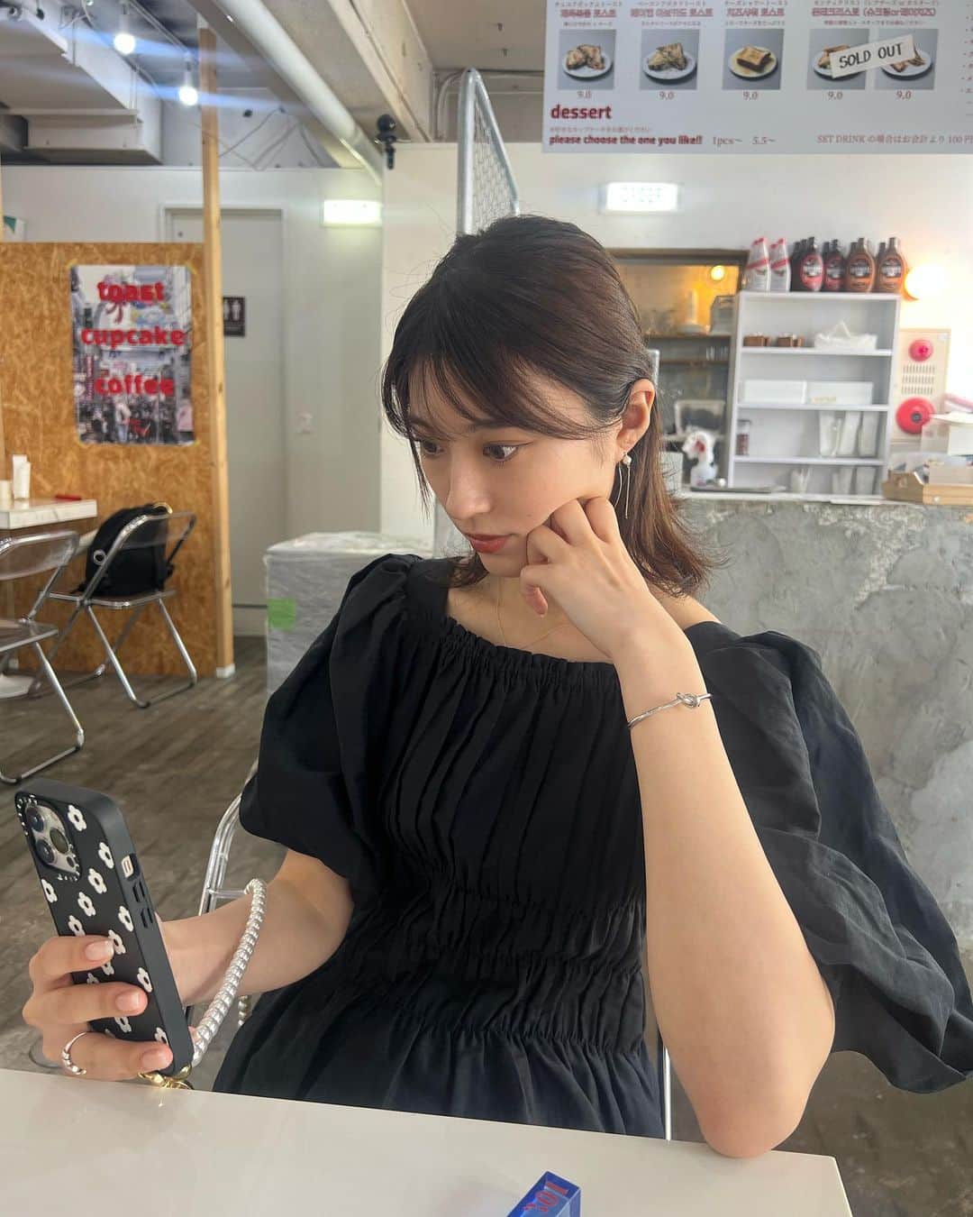 小山莉奈のインスタグラム：「@CASETiFY @CASETiFY_jp 🌸 パールのスマホショルダーもかわいい🤭  #CASETiFY #ShowYourColors  #スマホショルダー」