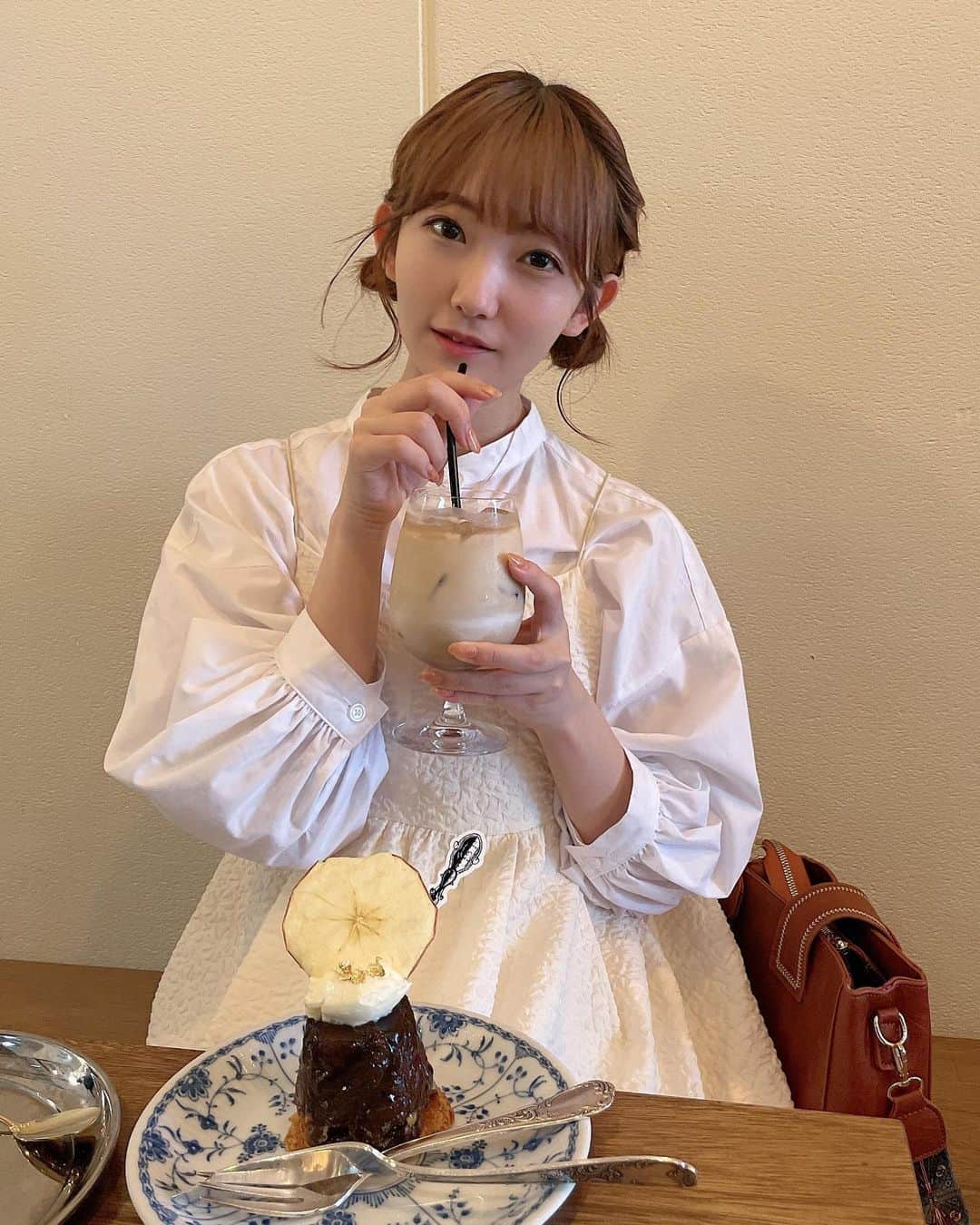 夏川愛実のインスタグラム：「⁡ ⁡ 雰囲気が好きすぎた🫶 ⁡ #カフェコーデ #wcloset #GU#お団子ヘア #大須商店街#大須カフェ#リオン菓子店#淡色女子#きりまるちゃんらぶ  #きりまるちゃん好きな人と繋がりたい  #オレンジブラウン#ヘアカラー #ボブ#ボブアレンジ#ショートヘア#ヘアカラー#暖色カラー #ヘアアレンジ#外ハネアレンジ#外ハネ#春コーデ #148cm#f4f#いいね返し#l4l#フォロバ ⁡ ⁡ ⁡ ⁡」