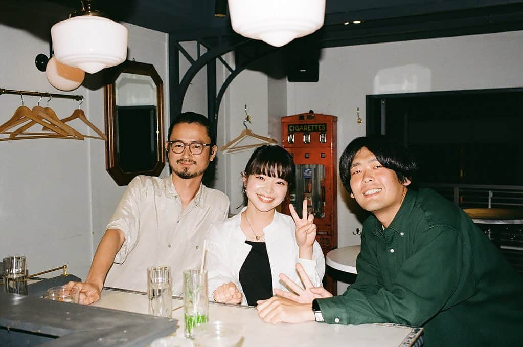 岸井ゆきののインスタグラム：「BRUTUS📙の企画で長岡亮介さんとSTUTSさんと一緒にお酒を飲みました。 スーパークールな企画に呼んでいただきありがとうございます🍸 出来立ての素敵なカクテルを飲みながらたのしくおしゃべりさせていただいて、私はただのよっぱらいでした🫡 誌面でぜひ！  雨風に気をつけてください🙇」