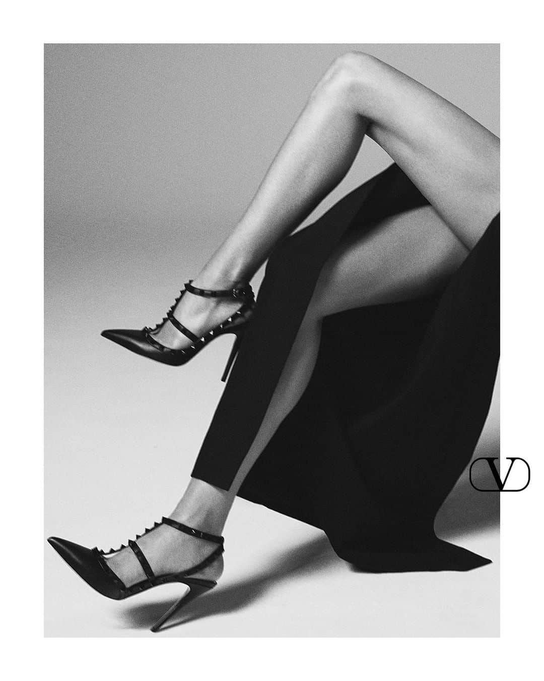 Valentinoさんのインスタグラム写真 - (ValentinoInstagram)「A sensual silhouette mixes effortless ready-to-wear with statement heels.   In @crfashionbook’s latest issue, @rosiehw opts for a full Valentino look, featuring the new #VALENTINOGARAVANI #Rockstud pumps.   Shop the shoes in classic, vibrant and metallic hues, online now.   Photographer: @pablo.saez Stylist: @timtobiaszimmermann Editor-in-Chief: @carineroitfeld CEO: @vladimirrestoinroitfeld Hair: @lukehersheson Makeup: @wendyrowe  #ValentinoNewsstand」6月2日 20時43分 - maisonvalentino