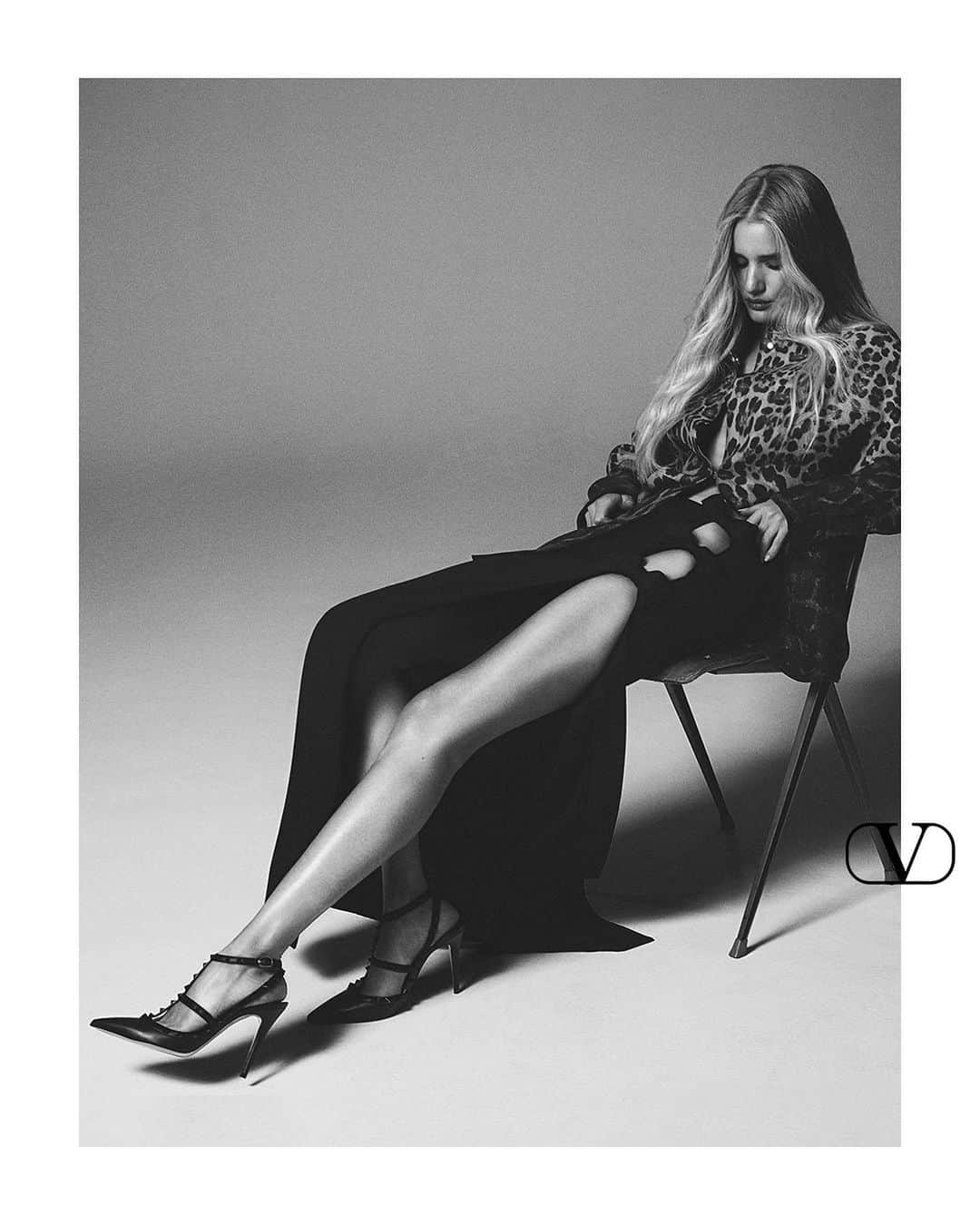 Valentinoさんのインスタグラム写真 - (ValentinoInstagram)「A sensual silhouette mixes effortless ready-to-wear with statement heels.   In @crfashionbook’s latest issue, @rosiehw opts for a full Valentino look, featuring the new #VALENTINOGARAVANI #Rockstud pumps.   Shop the shoes in classic, vibrant and metallic hues, online now.   Photographer: @pablo.saez Stylist: @timtobiaszimmermann Editor-in-Chief: @carineroitfeld CEO: @vladimirrestoinroitfeld Hair: @lukehersheson Makeup: @wendyrowe  #ValentinoNewsstand」6月2日 20時43分 - maisonvalentino