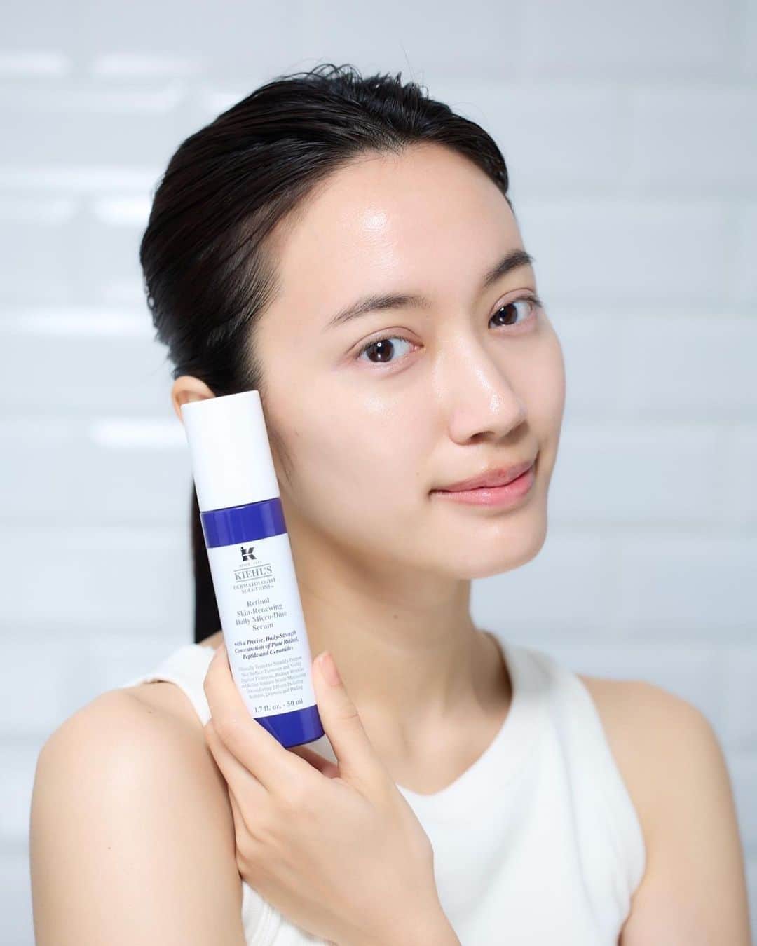 甲斐まりかのインスタグラム：「高校生の時から愛用しているブランド、キールズ @kiehlsjp  のレチノール*1美容液のキービジュアルに出演しています🫧  この撮影をする日まで実際に数日間使ってみました‼︎ 初めて新しいスキンケアを使う時って、いつも次の日の朝の肌に出ると思ってます。 今まであまり攻めの美容はセルフスキンケアでしたことがなかったけど、 このレチノール美容液は自分の肌にあってるみたいです🫶🏻💧 特に、肌のハリと艶が増した感じがありました‼︎  あとこれからの季節さらに気になる毛穴*2ケアの為にもこれからも使い続けたいな😌  レチノール…少し刺激が気になる方‼︎ この美容液は、レチノールとも相性のいい ナイアシンアミド*3とセラミド*4の成分も配合されているので、攻めながらも守りのケアもしっかりしてくれます 🙂!! 是非、レチノール*1未体験の人にも体感して頂きたいっ    #キールズレチノール美容液  #真のレチノール体験  #キールズ #PR  *1 整肌成分 *2肌に潤いを与え、なめらかにすることによる *3整肌成分 *4セラミドNP(保湿成分)」