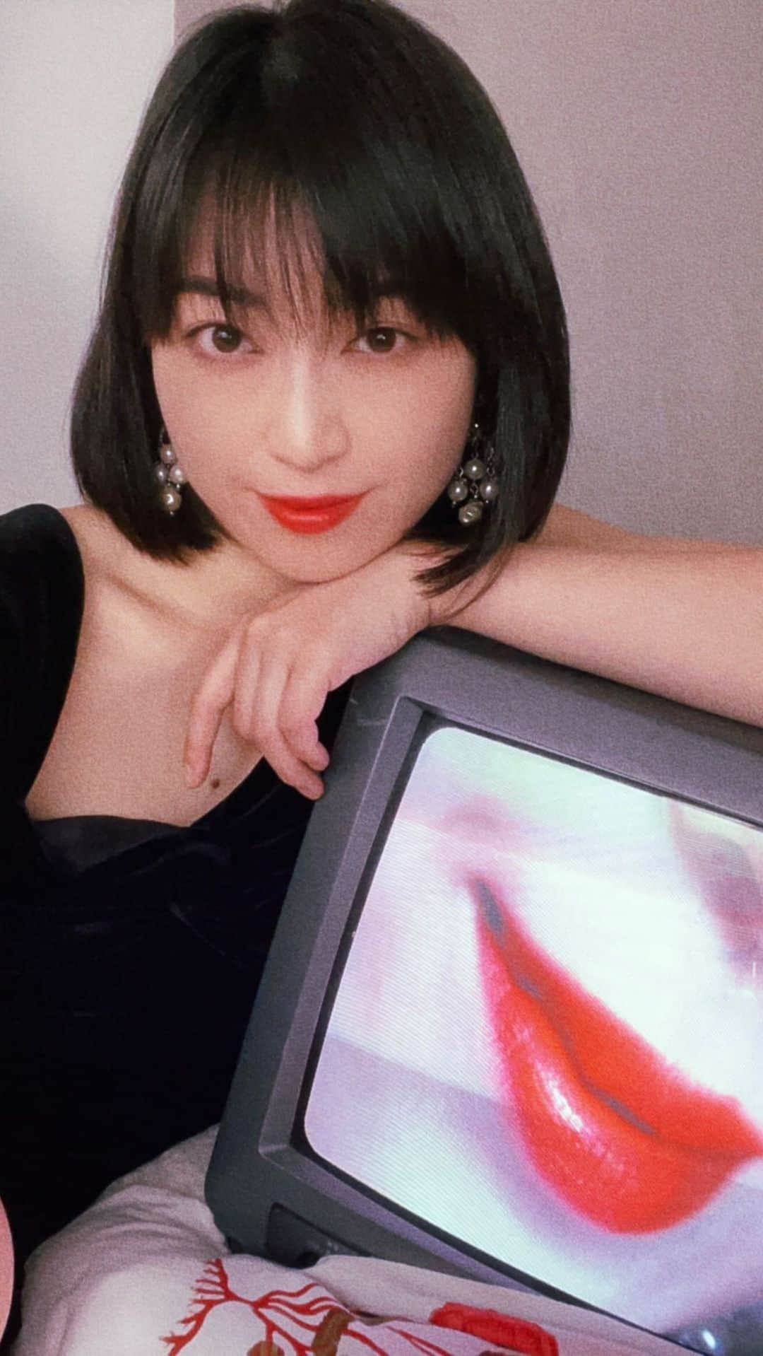 中里亜美のインスタグラム：「「恋におちて-Fall in love」1985年 金曜日の妻たちへ…  #恋におちてfallinlove  #小林明子 #カバー #湯川れい子 #金曜日の妻たちへ #金曜日 #歌謡曲 #昭和歌謡 #昭和 #citypop #music  #Friday  #kayokyoku  #showa #時代をつなぐ歌謡曲シンガー #中里亜美   演奏🎸 @shotaro_sahaji」