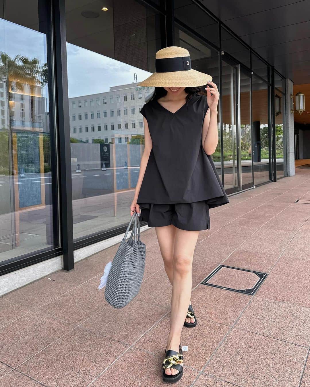 鈴木詩織のインスタグラム：「リリーと外で遊ぶときにラッシュガードの最適さに気付くこの頃🫢  ヨダレ付いたり色々汚れるので、ラッシュガードだとガシガシ洗えるし気にせず思いっきり遊べるのでとっても良い🤍  トップスがVネックなのでデコルテが綺麗に見えるし、ボトムスはポケット付きなので便利🫶🏻  5/26(金)11:00～6/2(金) 10:59まで使える SUMEERおすすめアイテム10％OFFクーポンありました✔︎  ⁡  #shiorin_styling#urs#ユアーズ#urs_styling#urs_official#タイアップ#Vネックトップスショートパンツラッシュガード#春コーデ#大人コーデ @urs_official」