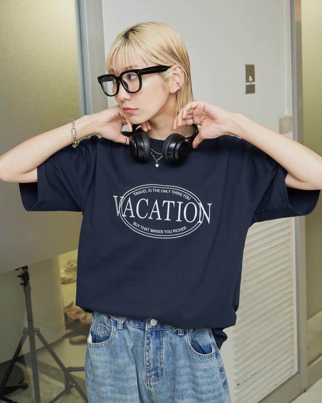 AR Holidayさんのインスタグラム写真 - (AR HolidayInstagram)「✔︎new arrival 大人気ロゴTから新しく登場！ 1枚着るだけで目を引く主役級アイテム。 オーバーサイズで肌馴染みの良い素材感もポイント◎ ㅤㅤ ※coming soon . ━━━━━━━━━━━━━━━ ㅤ #VACATIONオーバーサイズT price/¥3,630(tax in) color/off-white.navy size/FREE ㅤㅤ ━━━━━━━━━━━━━━━ ㅤㅤ ※撮影環境の加工感により、実物と色味が異なる場合がございます。 実物に近い色味はZOZOTOWNページ内画像をご参照ください。 ㅤㅤ #auntierosa#arholiday#holiday#auntierosaholiday#アンティローザホリデー#ホリデー#アンティローザ#2023ss#zozotown#zozotown購入品#ファッション #ワンマイルコーデ #イエベ #ブルベ #春コーデ #夏コーデ#シンプルコーデ#モードカジュアル #リラックス #リラックカジュアル #大人カジュアル #大人ファッション#ワントーンコーデ」6月2日 20時46分 - arholiday