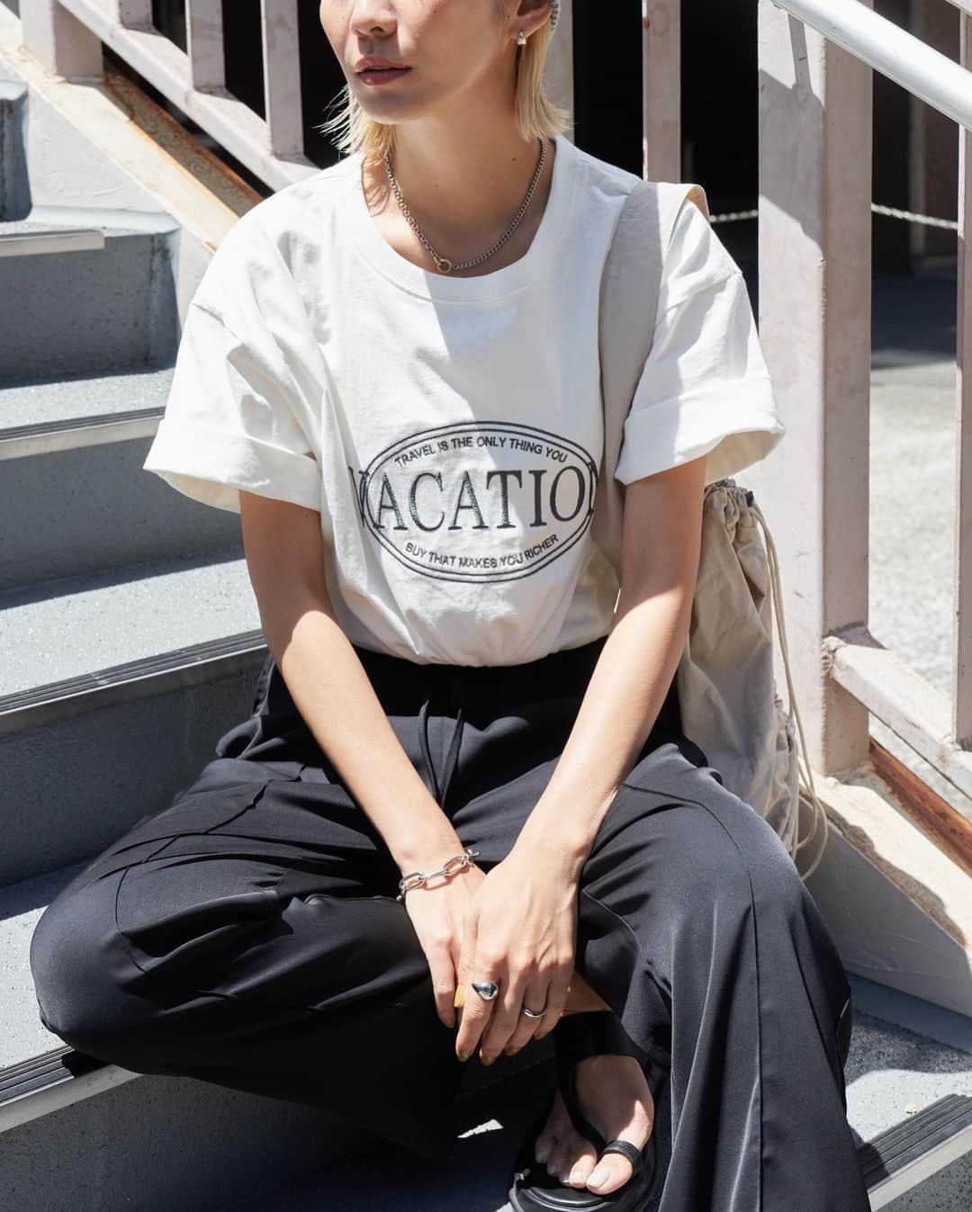 AR Holidayさんのインスタグラム写真 - (AR HolidayInstagram)「✔︎new arrival 大人気ロゴTから新しく登場！ 1枚着るだけで目を引く主役級アイテム。 オーバーサイズで肌馴染みの良い素材感もポイント◎ ㅤㅤ ※coming soon . ━━━━━━━━━━━━━━━ ㅤ #VACATIONオーバーサイズT price/¥3,630(tax in) color/off-white.navy size/FREE ㅤㅤ ━━━━━━━━━━━━━━━ ㅤㅤ ※撮影環境の加工感により、実物と色味が異なる場合がございます。 実物に近い色味はZOZOTOWNページ内画像をご参照ください。 ㅤㅤ #auntierosa#arholiday#holiday#auntierosaholiday#アンティローザホリデー#ホリデー#アンティローザ#2023ss#zozotown#zozotown購入品#ファッション #ワンマイルコーデ #イエベ #ブルベ #春コーデ #夏コーデ#シンプルコーデ#モードカジュアル #リラックス #リラックカジュアル #大人カジュアル #大人ファッション#ワントーンコーデ」6月2日 20時46分 - arholiday