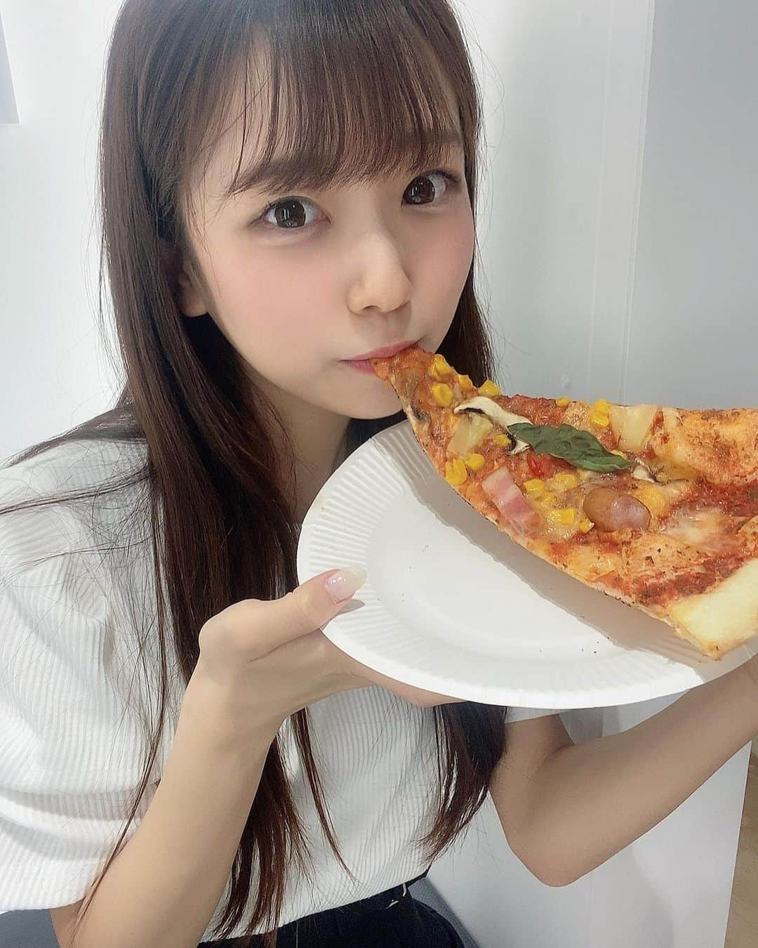 宮脇彩花さんのインスタグラム写真 - (宮脇彩花Instagram)「♡  ピザもぐもぐ🍕  この前、ジャムズさんのコラボピザたべたーー！ おいしすぎた😋 パイナップルのってるのすきー  店内もめちゃかわいくて、 いつかバニクルでもこういうイベント したいなーー😚  #地下アイドル #アイドルコラボ #渋谷109 #コラボピザ#アイドルヘアー #ジャムズ #バニクル #bunnylacrew」6月2日 20時46分 - ayaka_bunnyla