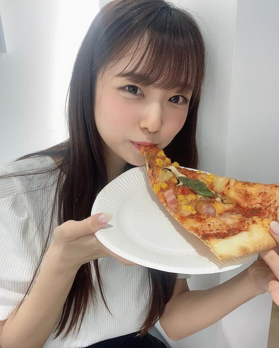 宮脇彩花さんのインスタグラム写真 - (宮脇彩花Instagram)「♡  ピザもぐもぐ🍕  この前、ジャムズさんのコラボピザたべたーー！ おいしすぎた😋 パイナップルのってるのすきー  店内もめちゃかわいくて、 いつかバニクルでもこういうイベント したいなーー😚  #地下アイドル #アイドルコラボ #渋谷109 #コラボピザ#アイドルヘアー #ジャムズ #バニクル #bunnylacrew」6月2日 20時46分 - ayaka_bunnyla