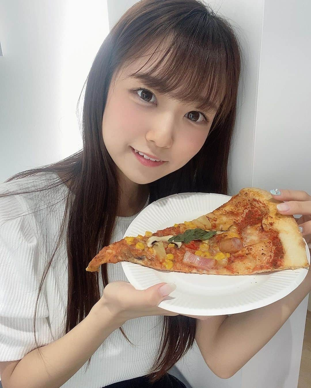 宮脇彩花さんのインスタグラム写真 - (宮脇彩花Instagram)「♡  ピザもぐもぐ🍕  この前、ジャムズさんのコラボピザたべたーー！ おいしすぎた😋 パイナップルのってるのすきー  店内もめちゃかわいくて、 いつかバニクルでもこういうイベント したいなーー😚  #地下アイドル #アイドルコラボ #渋谷109 #コラボピザ#アイドルヘアー #ジャムズ #バニクル #bunnylacrew」6月2日 20時46分 - ayaka_bunnyla