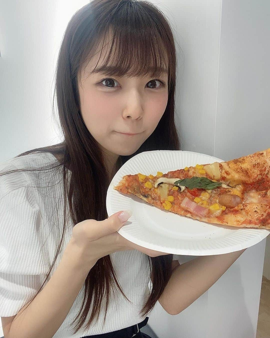 宮脇彩花さんのインスタグラム写真 - (宮脇彩花Instagram)「♡  ピザもぐもぐ🍕  この前、ジャムズさんのコラボピザたべたーー！ おいしすぎた😋 パイナップルのってるのすきー  店内もめちゃかわいくて、 いつかバニクルでもこういうイベント したいなーー😚  #地下アイドル #アイドルコラボ #渋谷109 #コラボピザ#アイドルヘアー #ジャムズ #バニクル #bunnylacrew」6月2日 20時46分 - ayaka_bunnyla