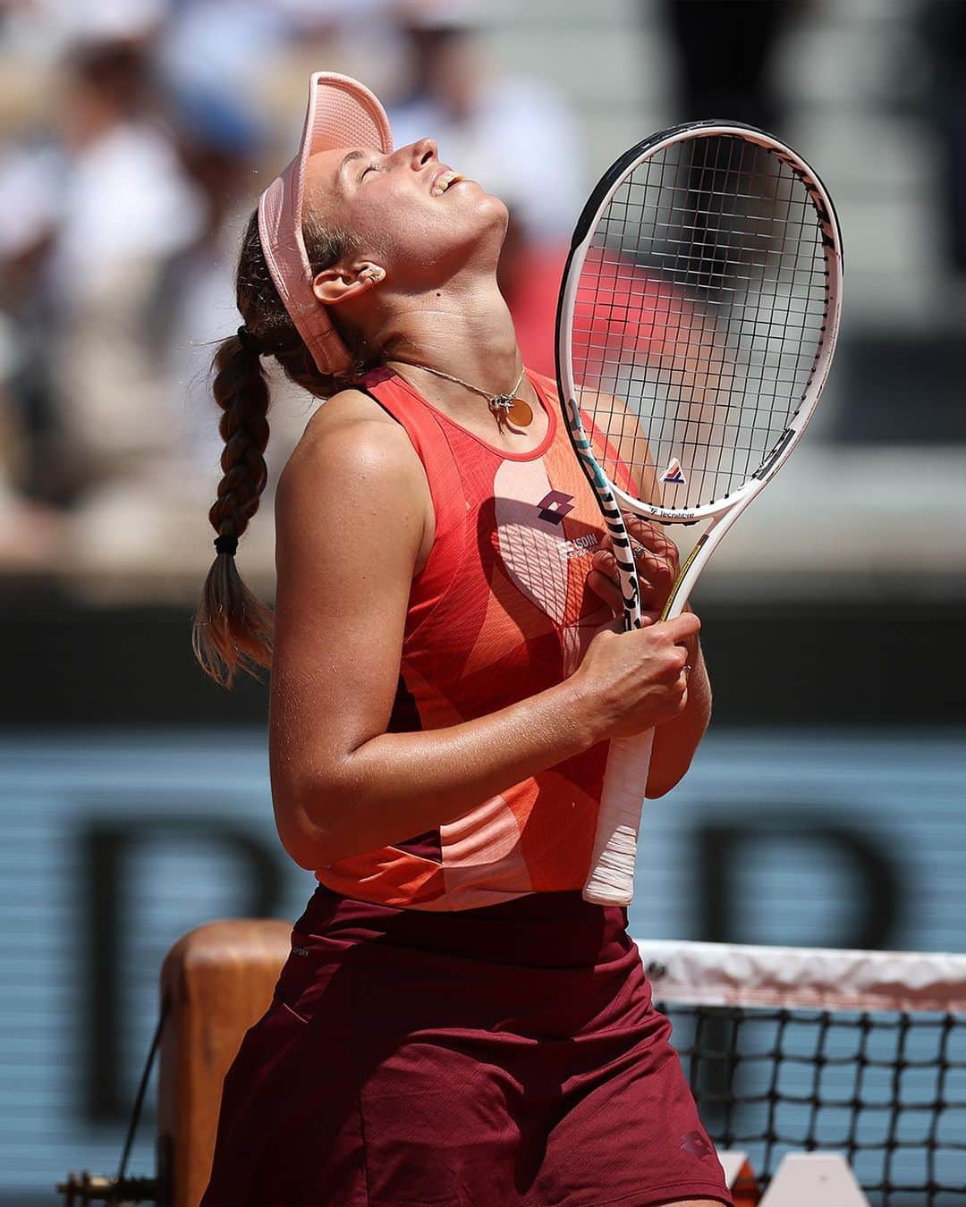 エリーゼ・メルテンスのインスタグラム：「That one felt good 😙🙌  @mertenselise extends her head-to-head record to 3-0 over No.3 seed Pegula with a 6-1, 6-3 win to reach Round 4!  #RolandGarros」