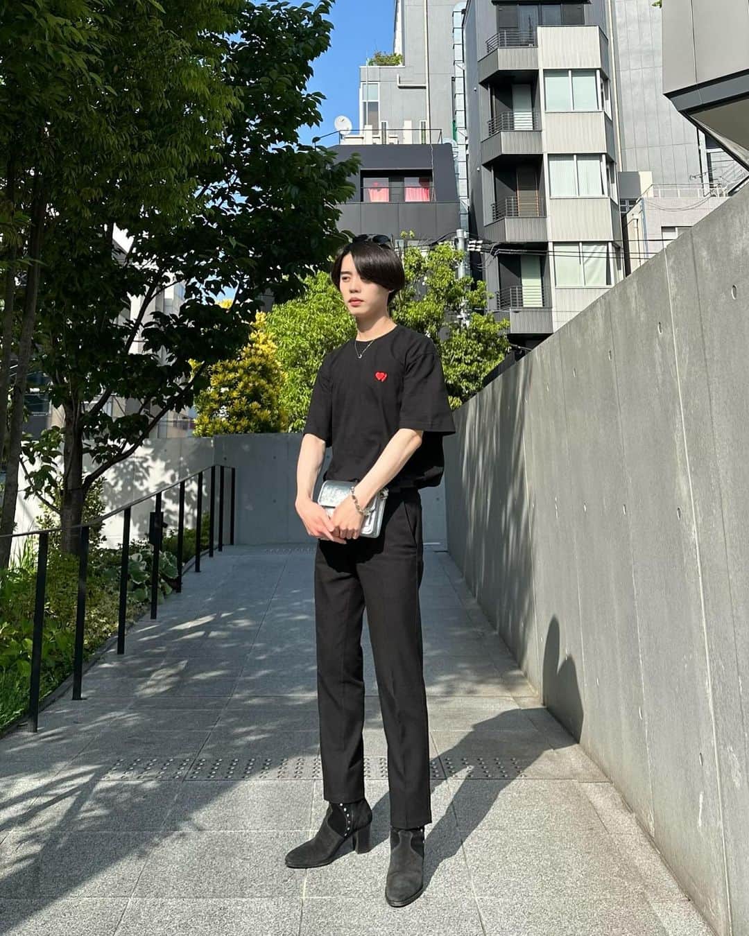 しょうきのインスタグラム：「KYRN❤️❤️‍🔥 ⁡ シルバーバッグの差し色👑 サングラス×黒T×スラックスの組み合わせ🤵🏻 夏のフォーマルモード。 ⁡ Tシャツにスラックスとシンプルな服装になるため サングラスやネックレス,ブレスレットなど小物で差別化を⛓️ カバンもシルバーにすることで更に🩶 ⁡ サイズはLで気持ち大きめ。 昨日コメントでも反響があったので 是非参考に🥰 ⁡ ⁡ #kaoyorinakami #カオヨリナカミ ⁡ #gu #ジーユー #ジーユー購入品 #celine #celinebyhedislimane #メンズパール #セリーヌ #ヒールブーツ #スラックス #垢抜け方法 #垢抜け男子 #清潔感アップ #フォーマルコーデ #シンプルコーデ #垢抜けファッション #guコーデ #gu購入品 #ジーユーコーデ #ジーユー新作 #サングラス #サングラスコーデ #ショルダーバッグ #オールブラックコーデ」