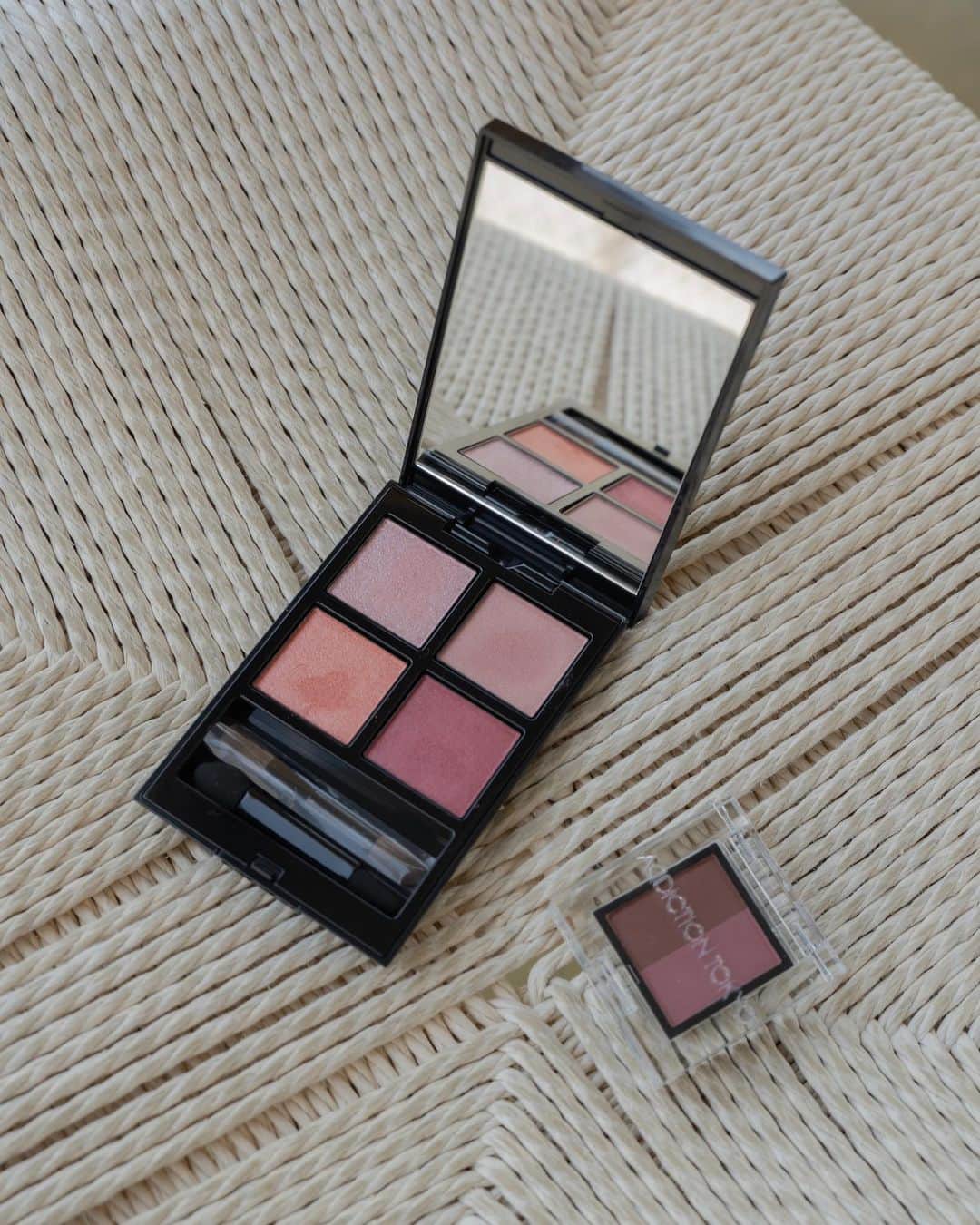 大木光のインスタグラム：「@addictionbeauty_official  ザ アイシャドウ パレット 102 Sun Dreaming サン ドリーミング  太陽の光が映し出すふたつの世界を 夏の記憶にのせたアイシャドウパレット  暖色のカラーに青みを感じるバランスや肌に馴染むラメから煌めきを放つラメとどタイプなパレット🙋‍♂️  アイブロウからは新しいカラーで定番の2色も登場し、どちらも購入しました♪  #メイク  #addiction #アディクション #アディクションアイシャドウ #夏メイク#夏コスメ#アイシャドウ#眉毛#アイブロウ」